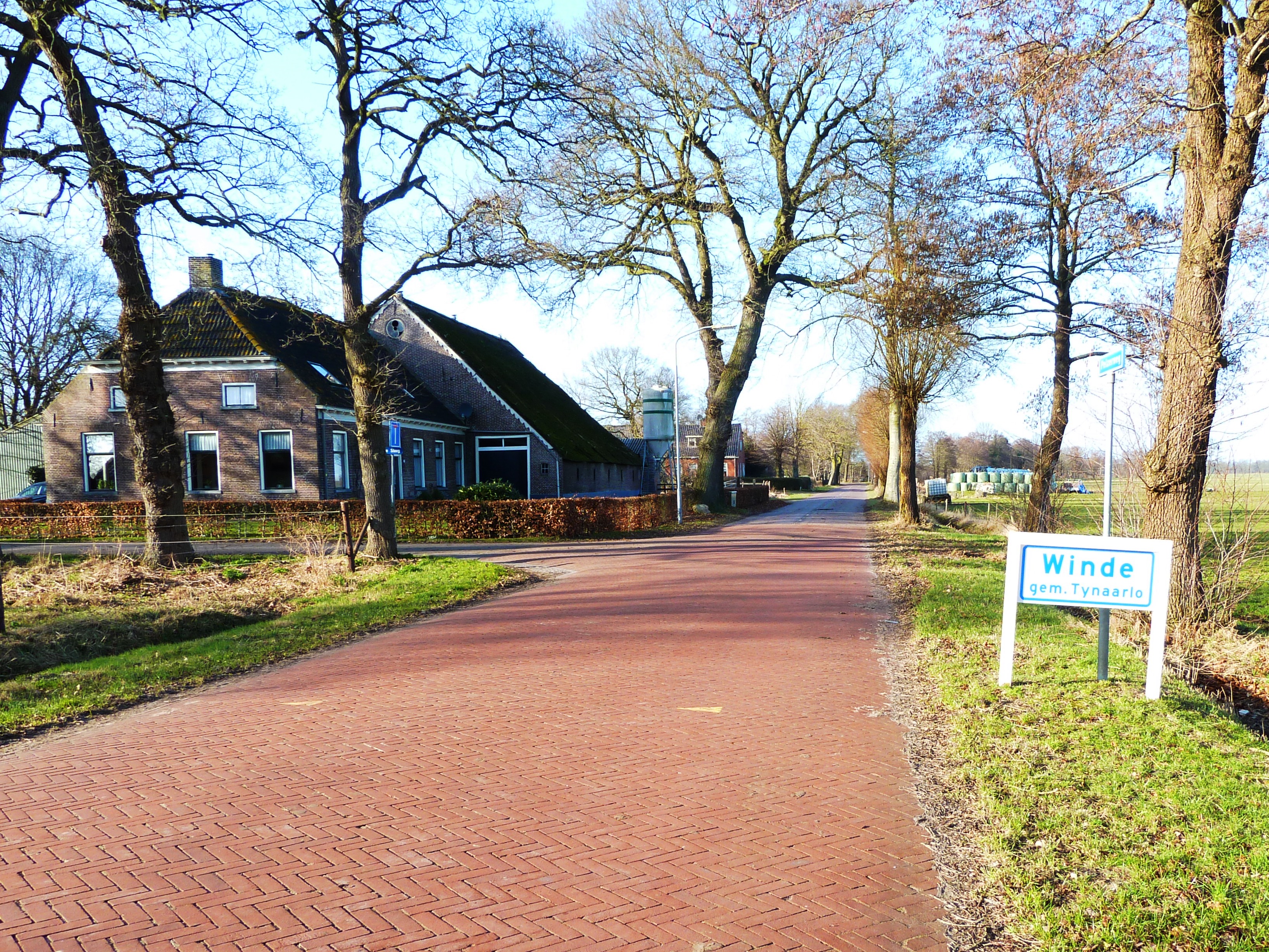 Naambordje van Winde (Tynaarlo, Drenthe, Nederland) met links een boerderij. Gezien vanaf de richting Bunne.