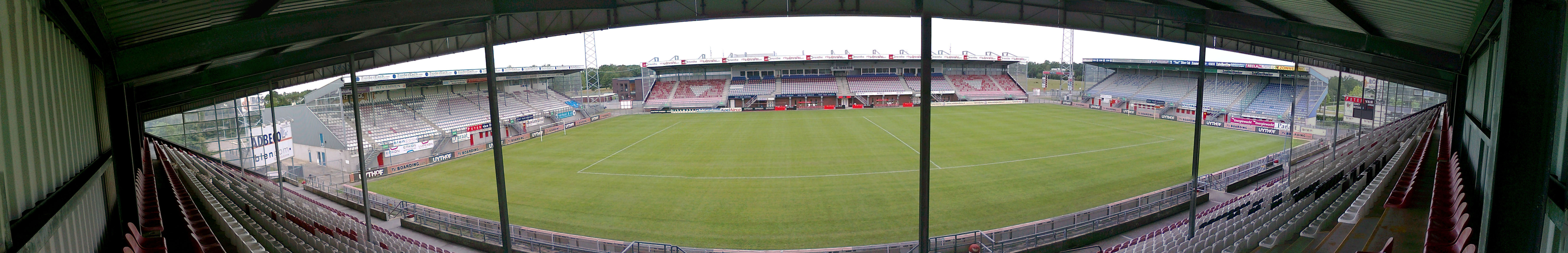 Panoramafoto van het stadion in Emmen.