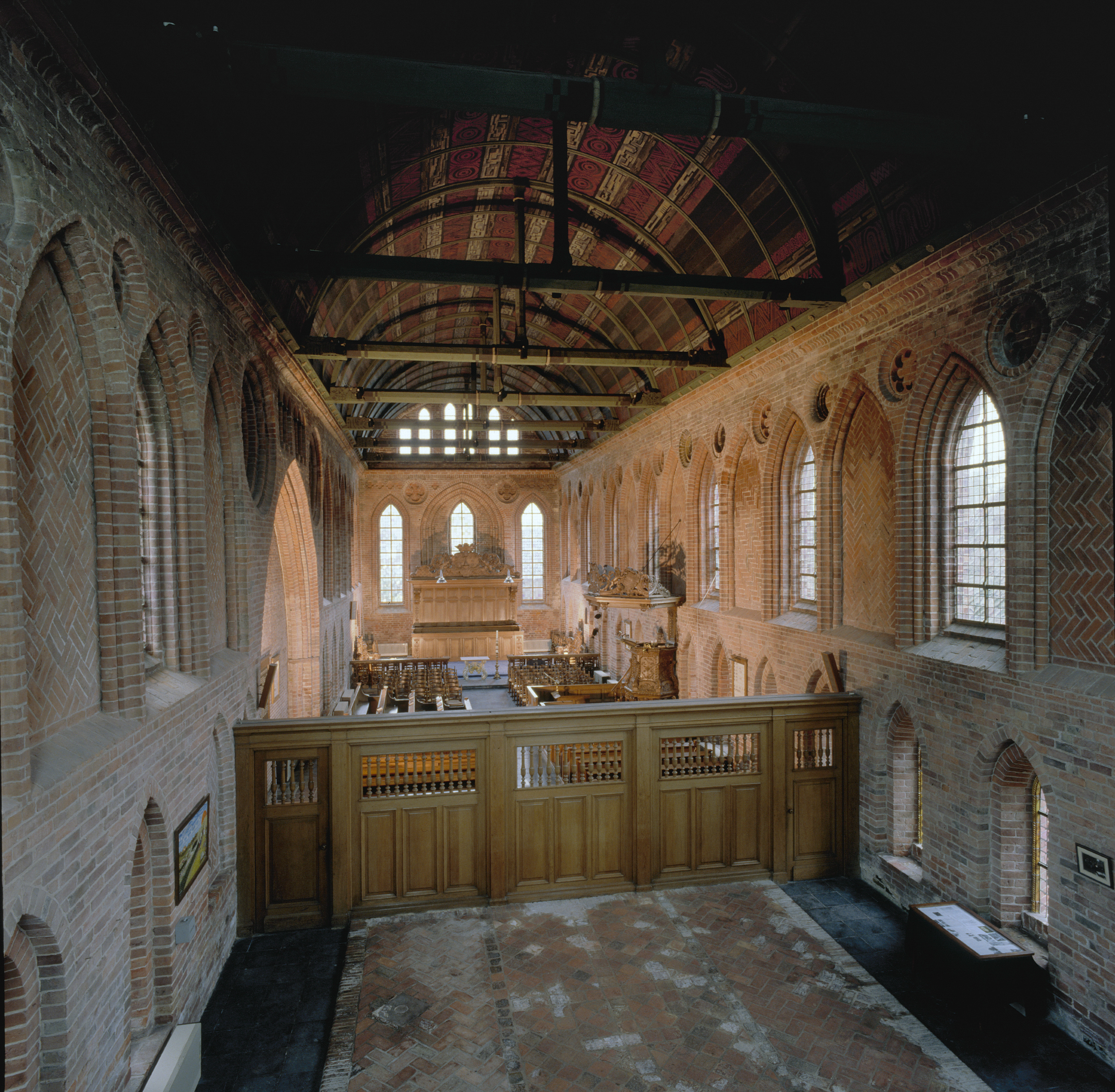 Nederlands Hervormde Kerk: Interieur naar het oosten (opmerking: Gefotografeerd voor Monumenten In Nederland Groningen)