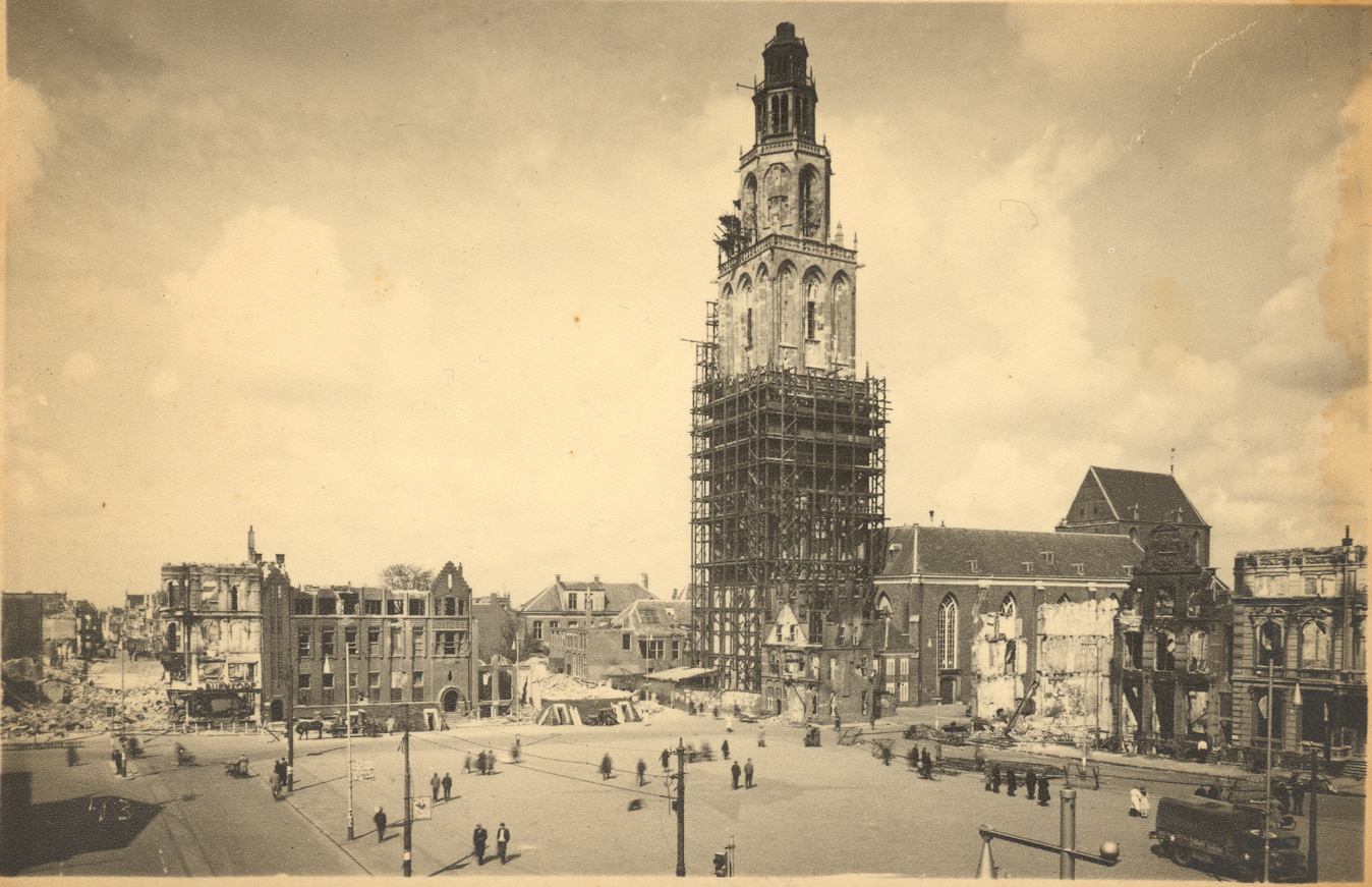 Grote Markt Groningen after the bombing in april 1945 - Scholtenhuis (r.)