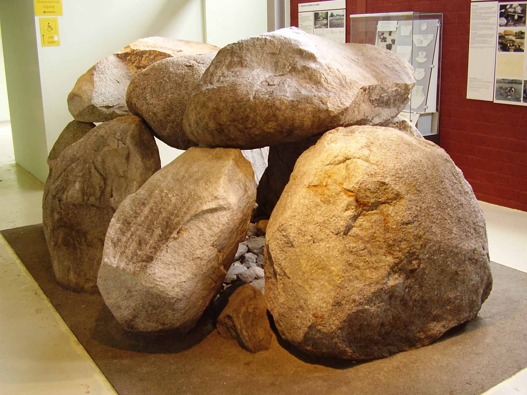 Hunebed Heveskesklooster in Aquariom.JPG