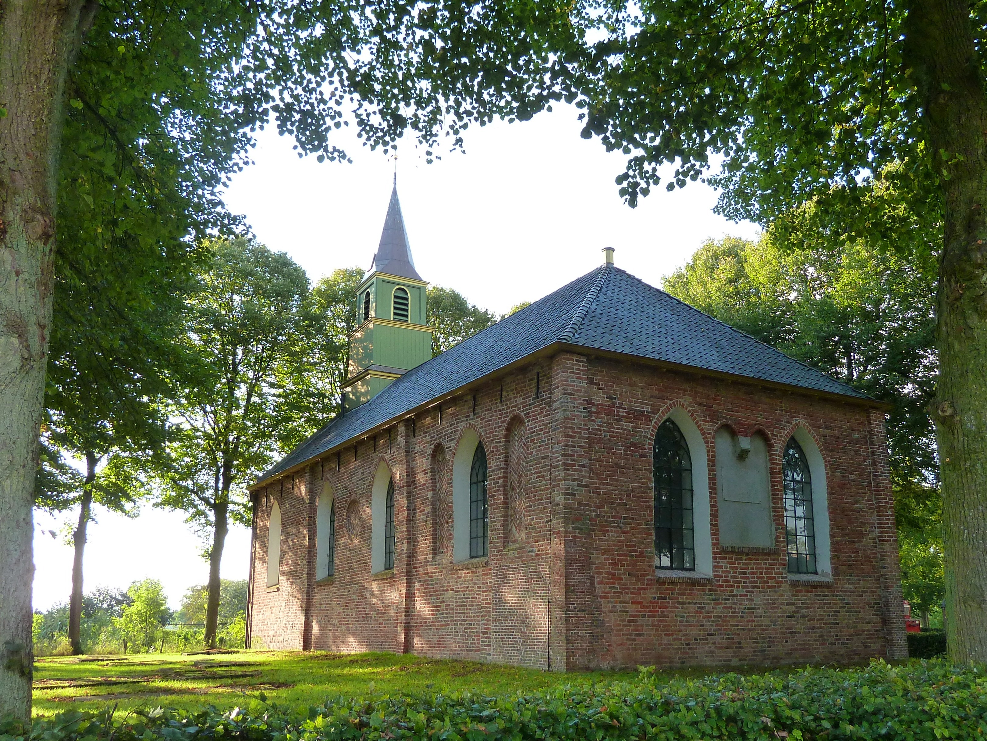Kerkje van Tinallinge uit 1250 bovenop de dorpswierde.