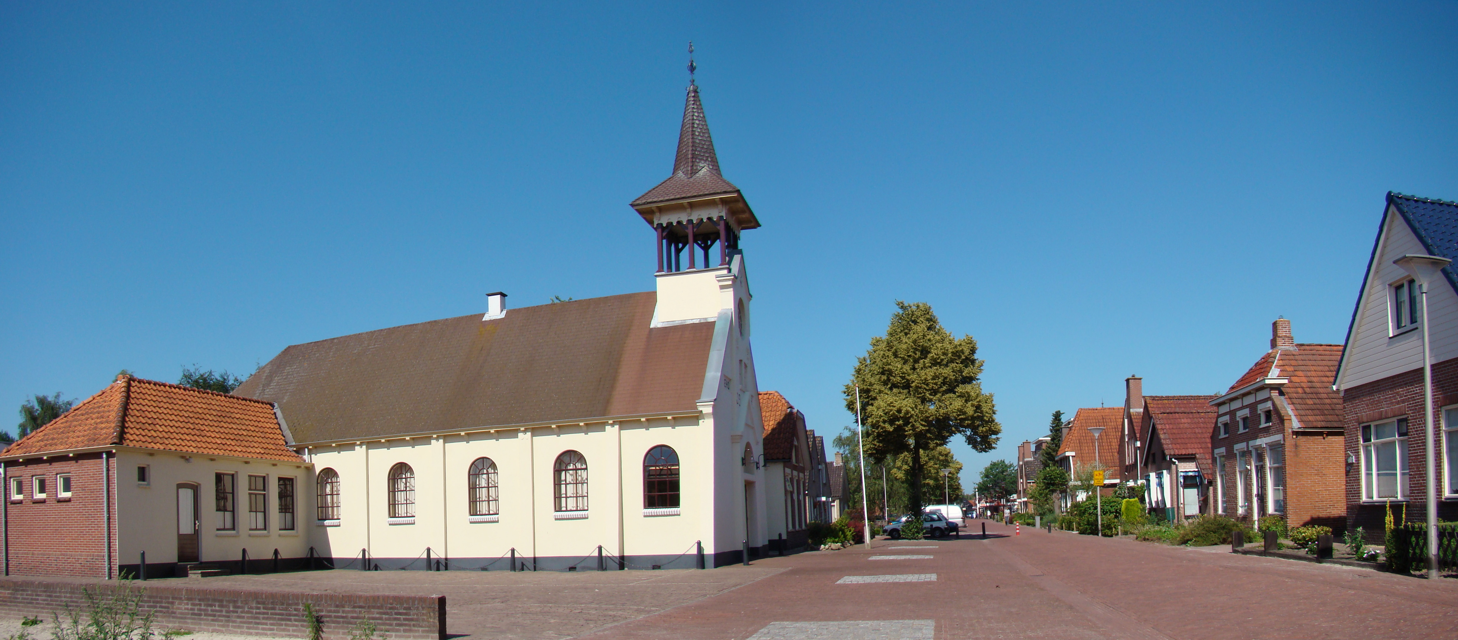 Impressions of Muntendam (Netherlands), with a prominent view on the Baptist church Rehoboth