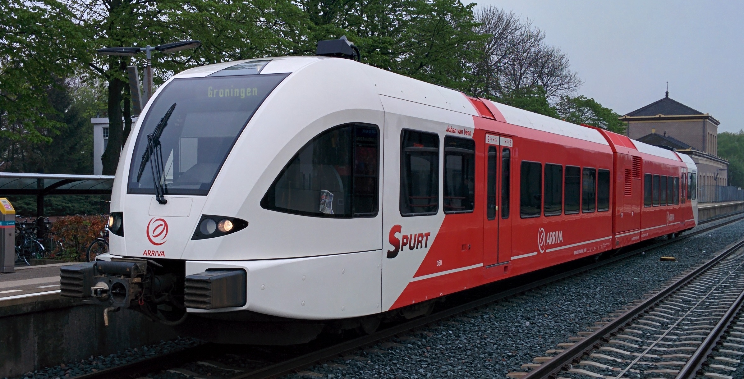 Spurt Johan van Veen (nr. 10250), op station Zuidbroek, die vooruitlopend op de verlenging tot driewagentreinstel al vernummerd is in 350.