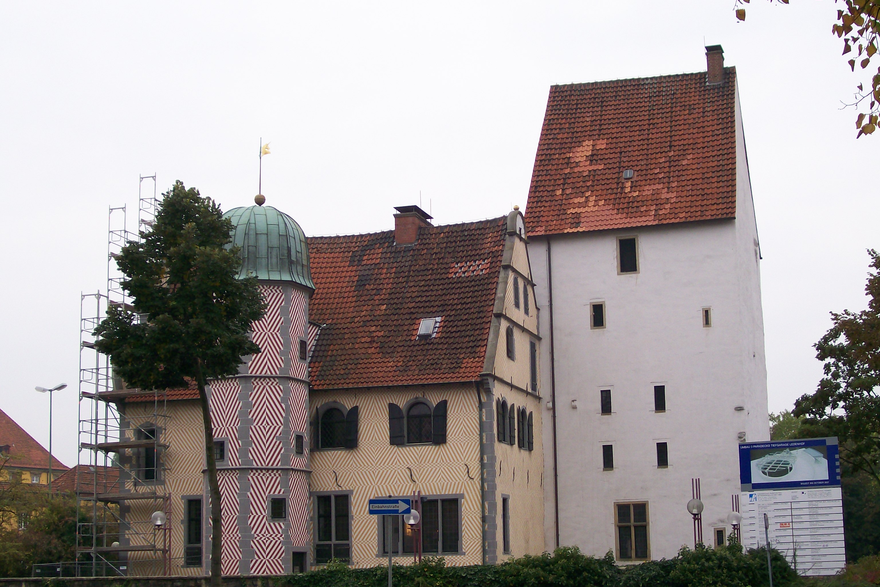 de:Ledenhof in Osnabrück mit de:Steinwerk (rechts), Palas (Mitte) und Treppenturm (rechts)