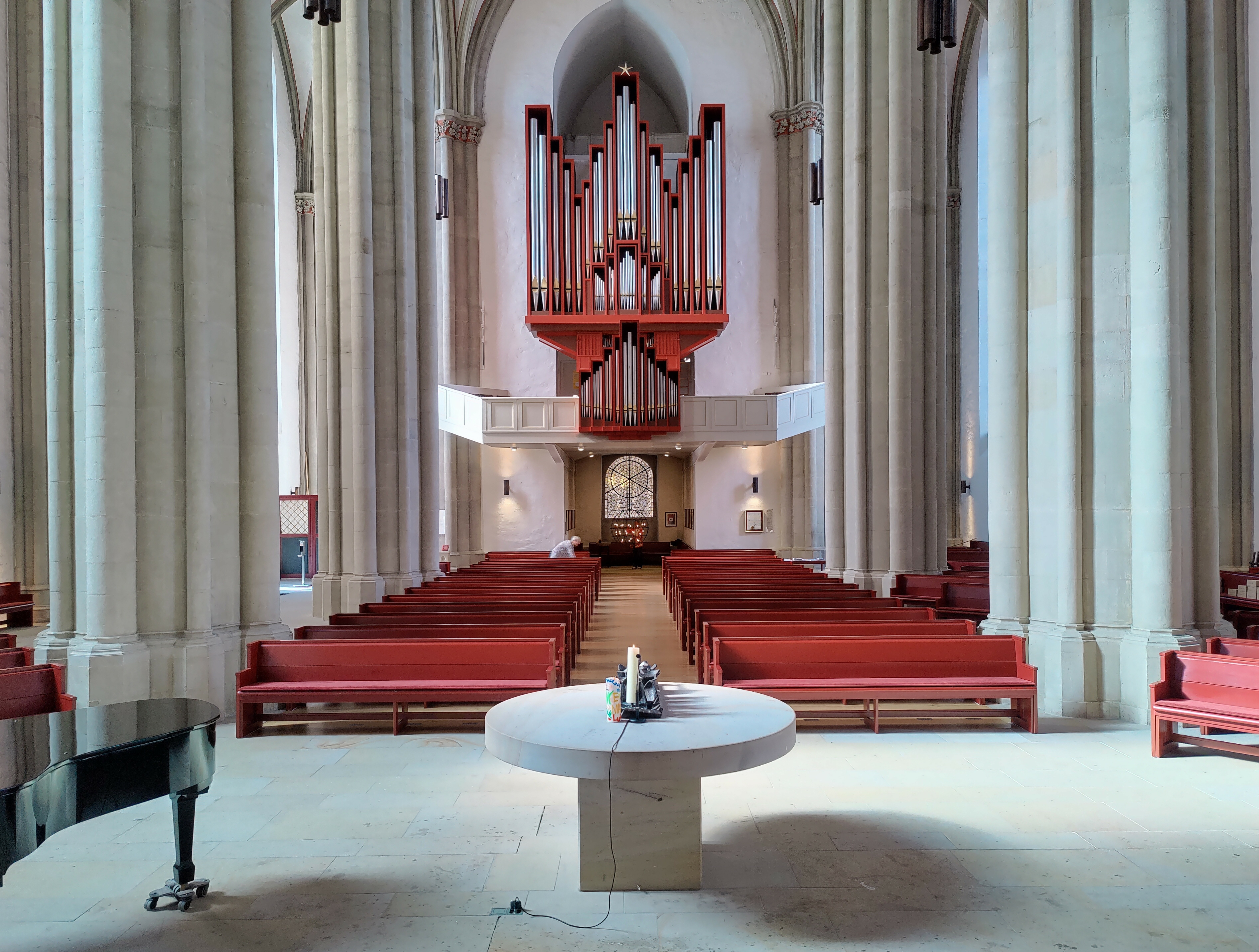 Innenraum mit Flentrop-Orgel (IV/P/47, 1967, überholt 1998 u. 2013) der evangelisch-lutherischen St.-Marien-Kirche Osnabrück, Niedersachsen, Deutschland