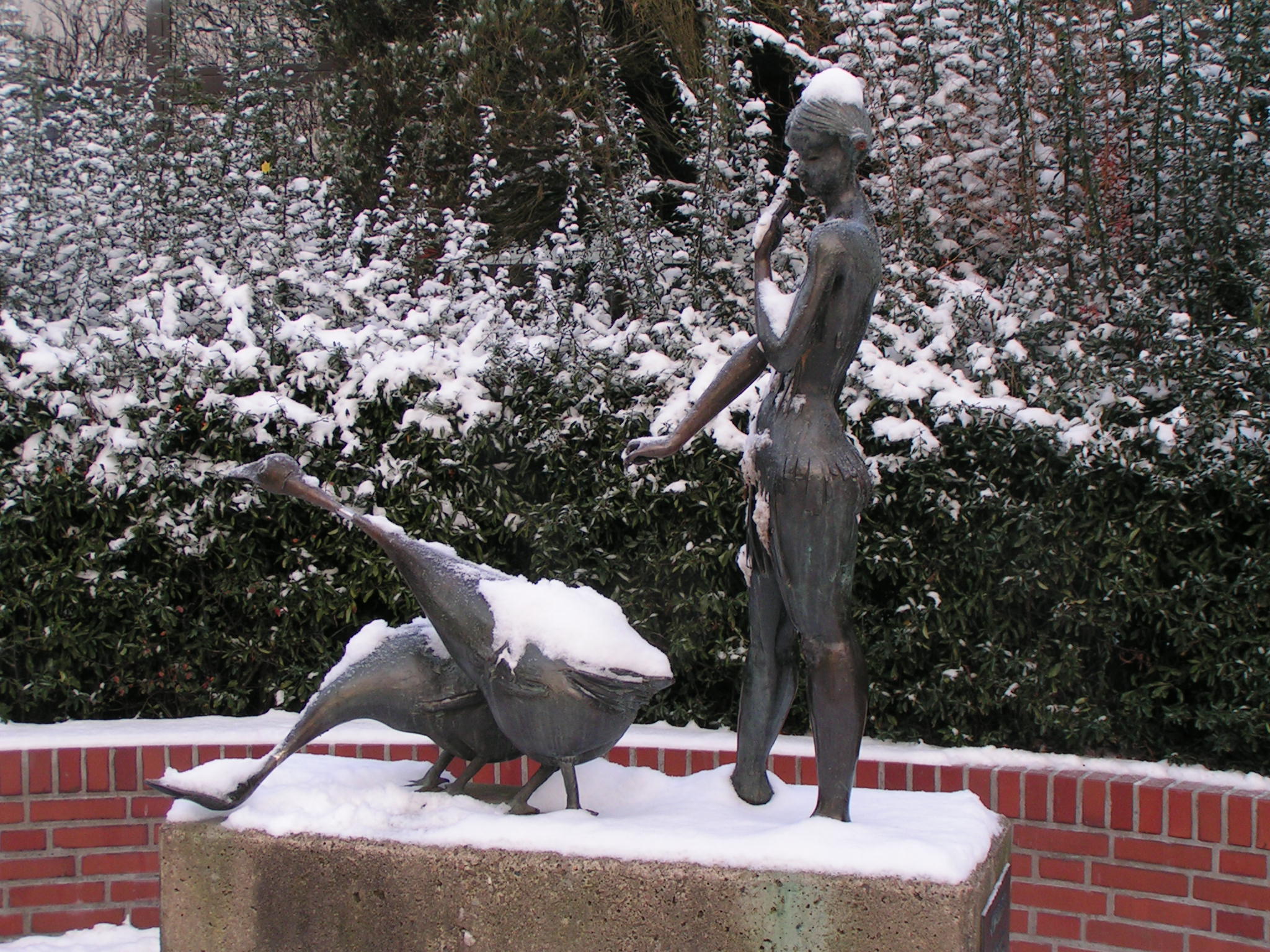 Bronze-Skulptur "Gänseliesel" von Hans-Gerd Ruwe vor der Kettelerschule Lohne (Oldenburg)