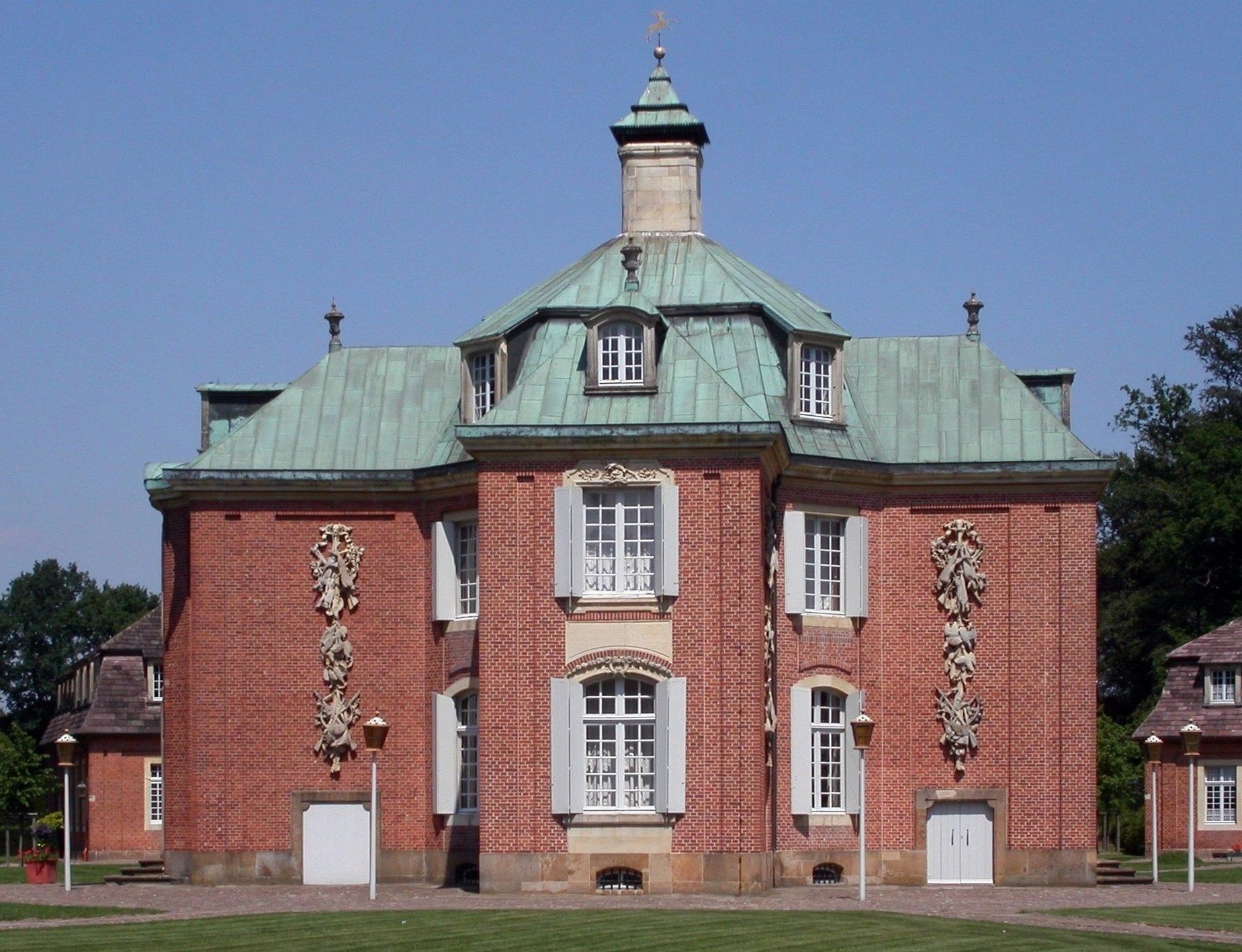 Zentralgebäude des Schloss Clemenswerth im Emsland
