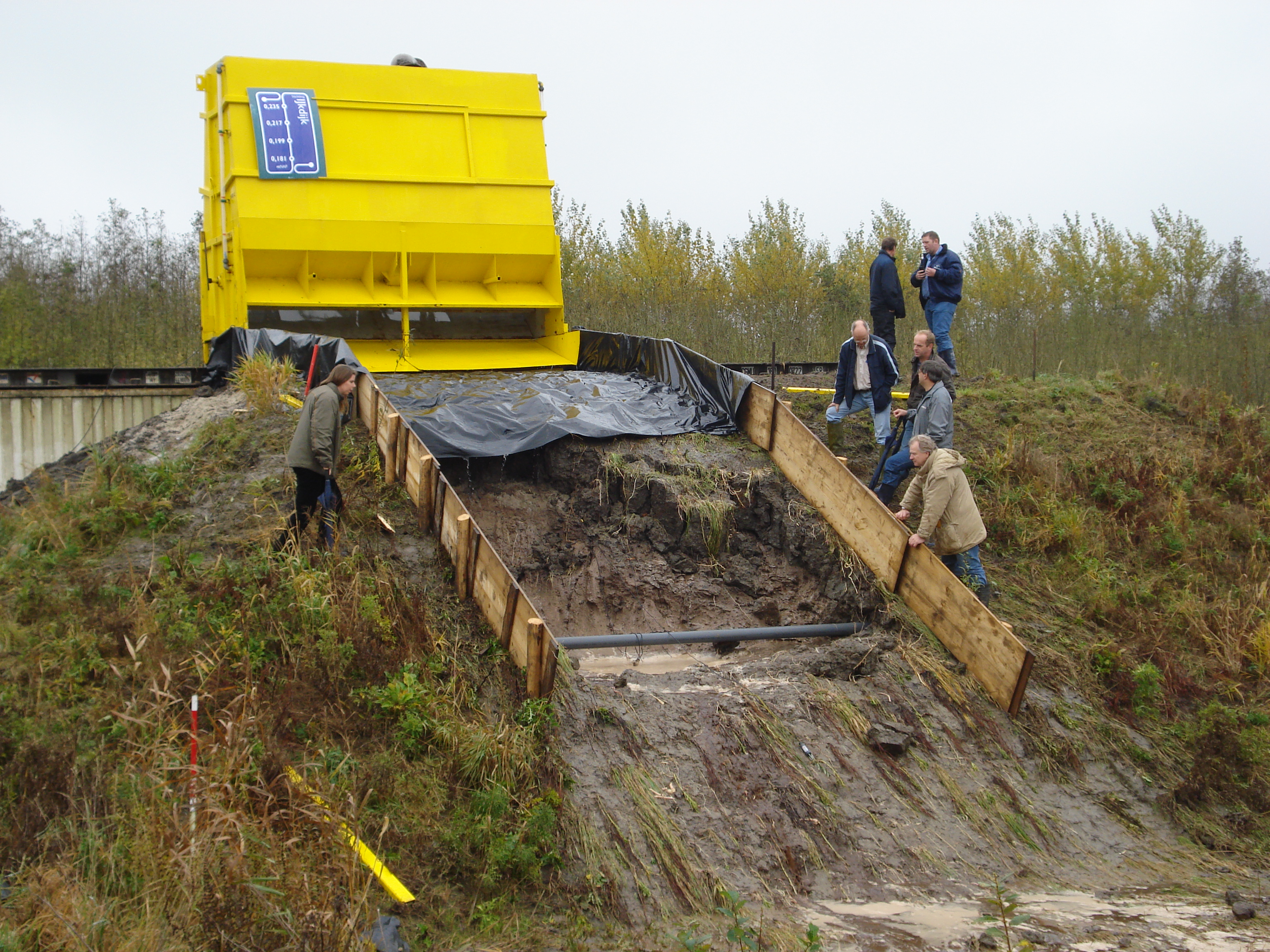 Result of the first wave over topping experiment at IJkdijk