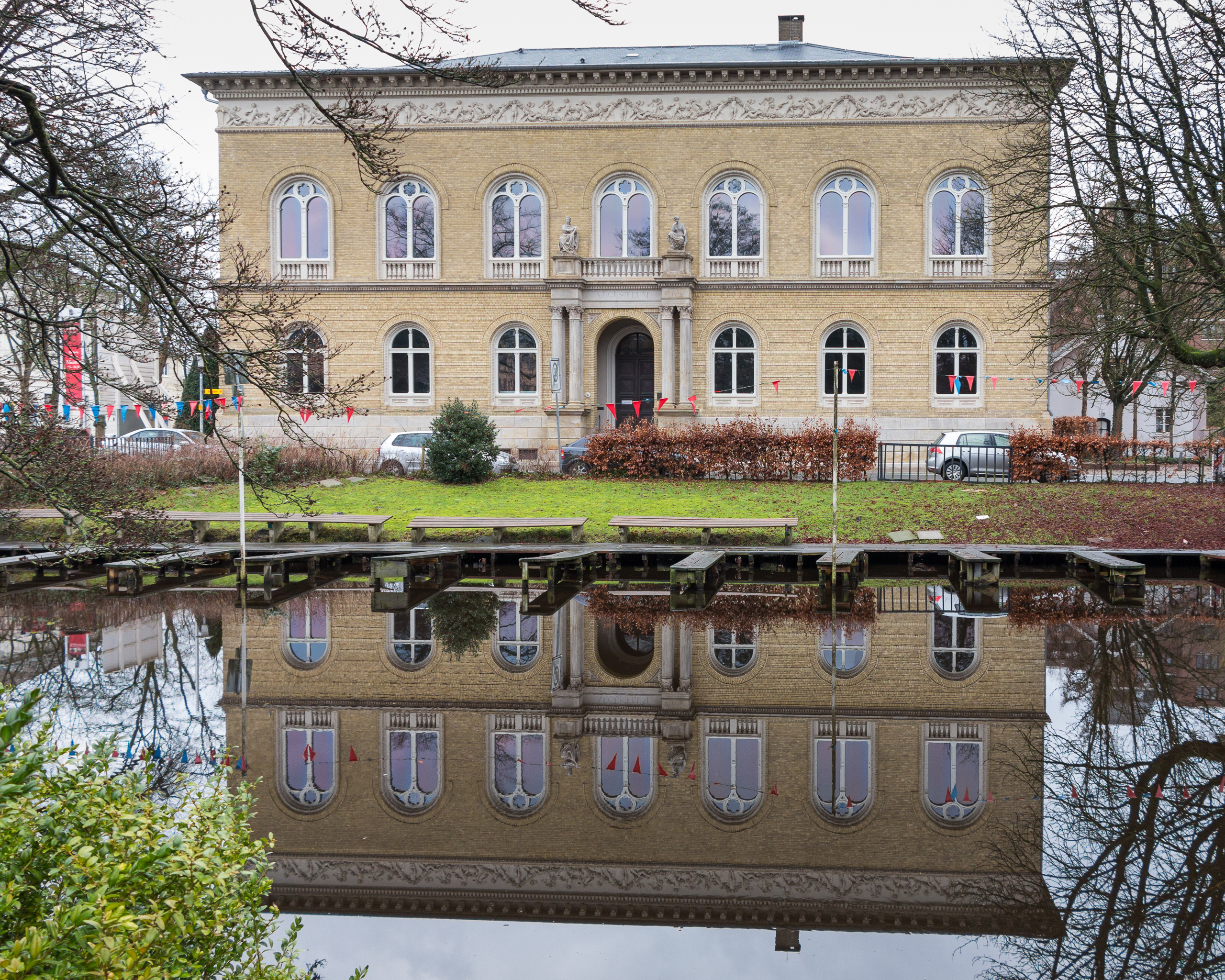 Oldenburg (Oldb): The ‘Augusteum’ and the Alte Hunte, with their winter-empty pedal boat moorings. A building constructed between 1865 and 1867 to E. Klingenberg’s designs, housing one of Germany’s earliest public art galleries.