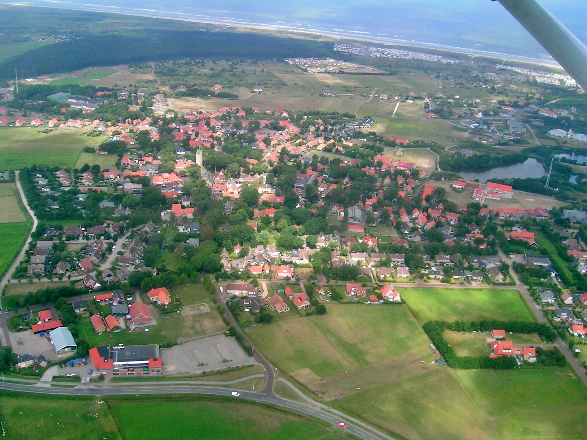 Luftaufnahme von Nes auf Ameland, aus dem Flugzeug