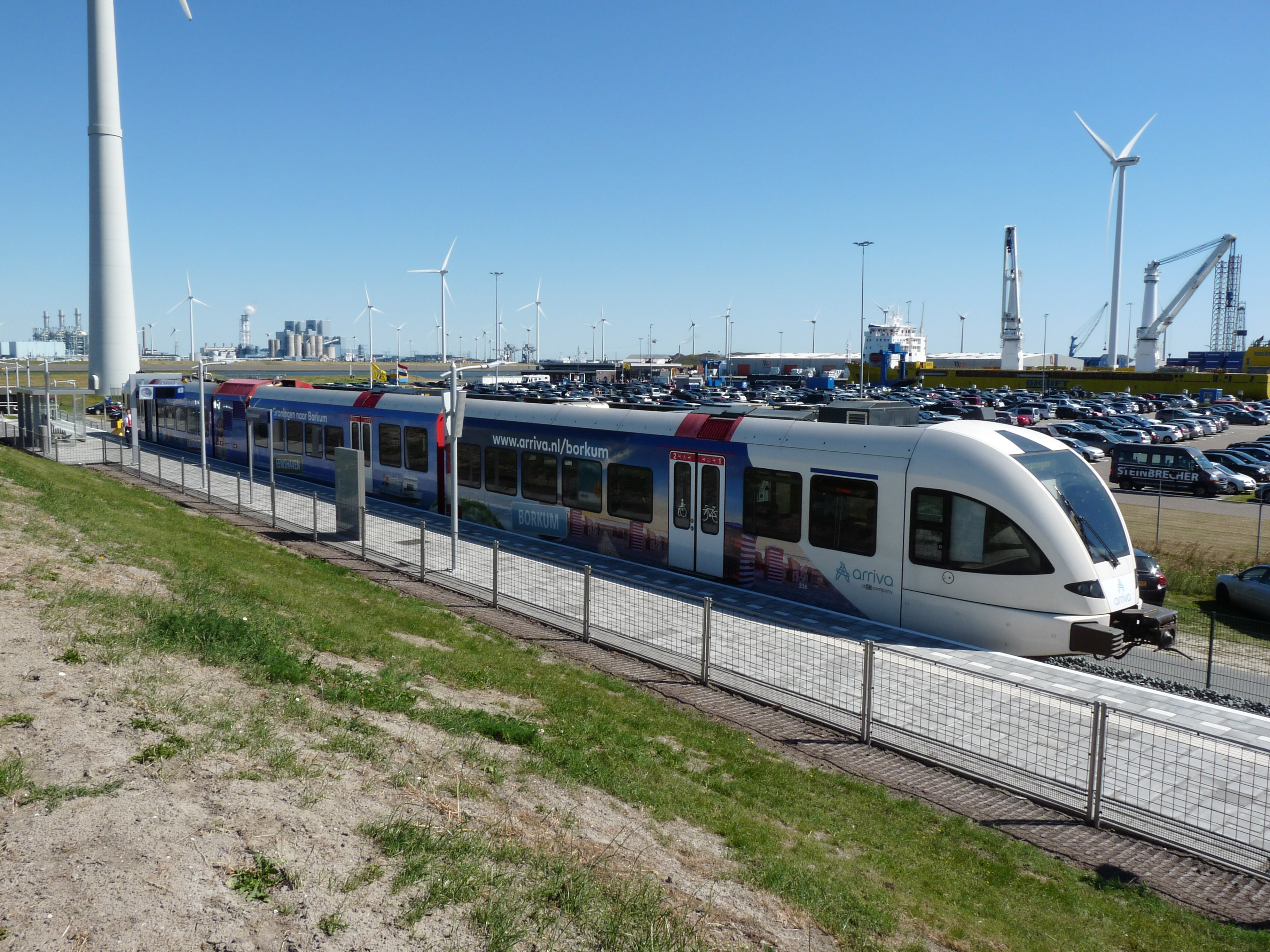 Arrivatrein bij het nieuwe station Eemshaven