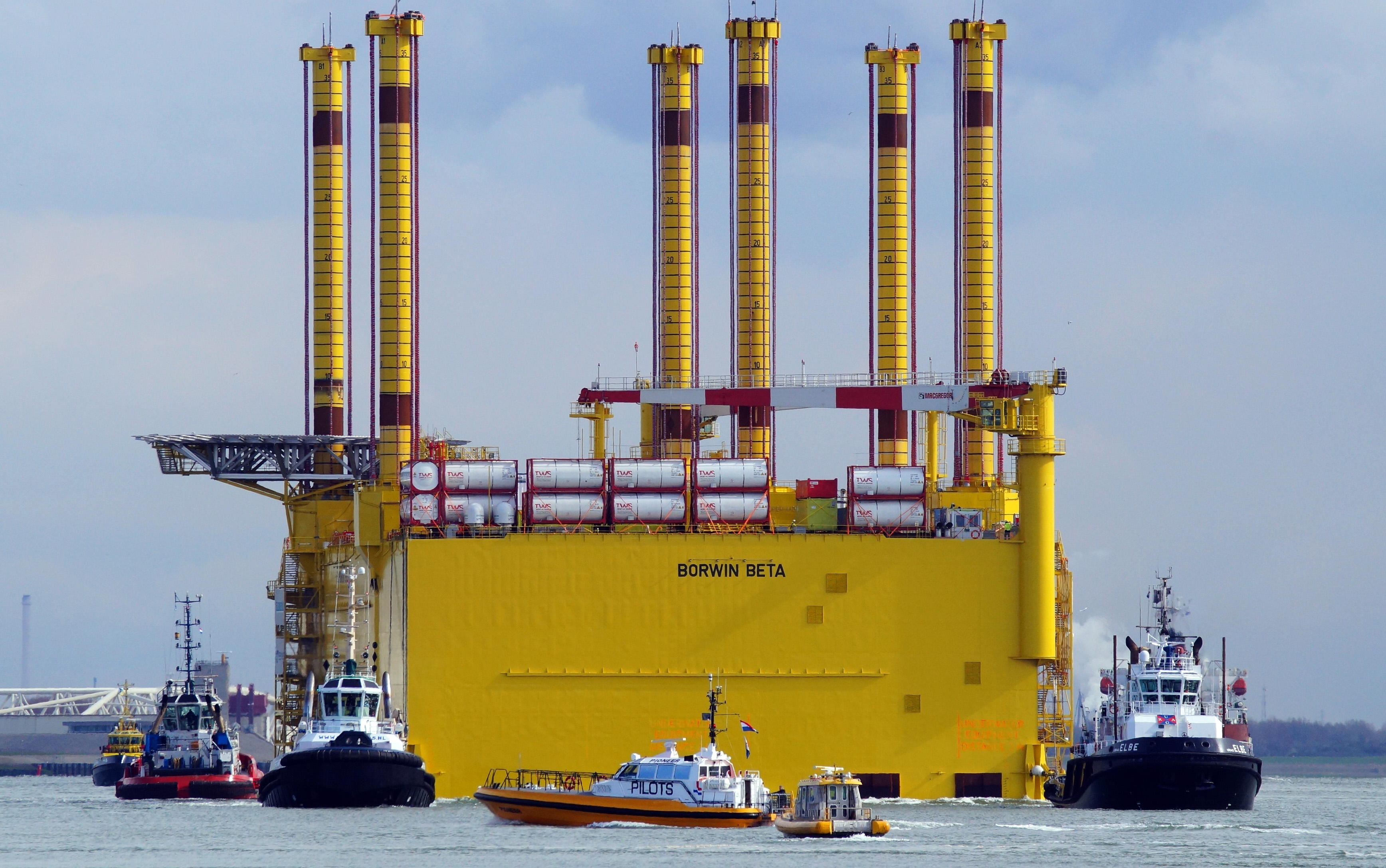Transport of BorWin beta offshore HVDC converter platform (WIPOS type, floating and self-lifting structure), Nieuwe Waterweg, NL