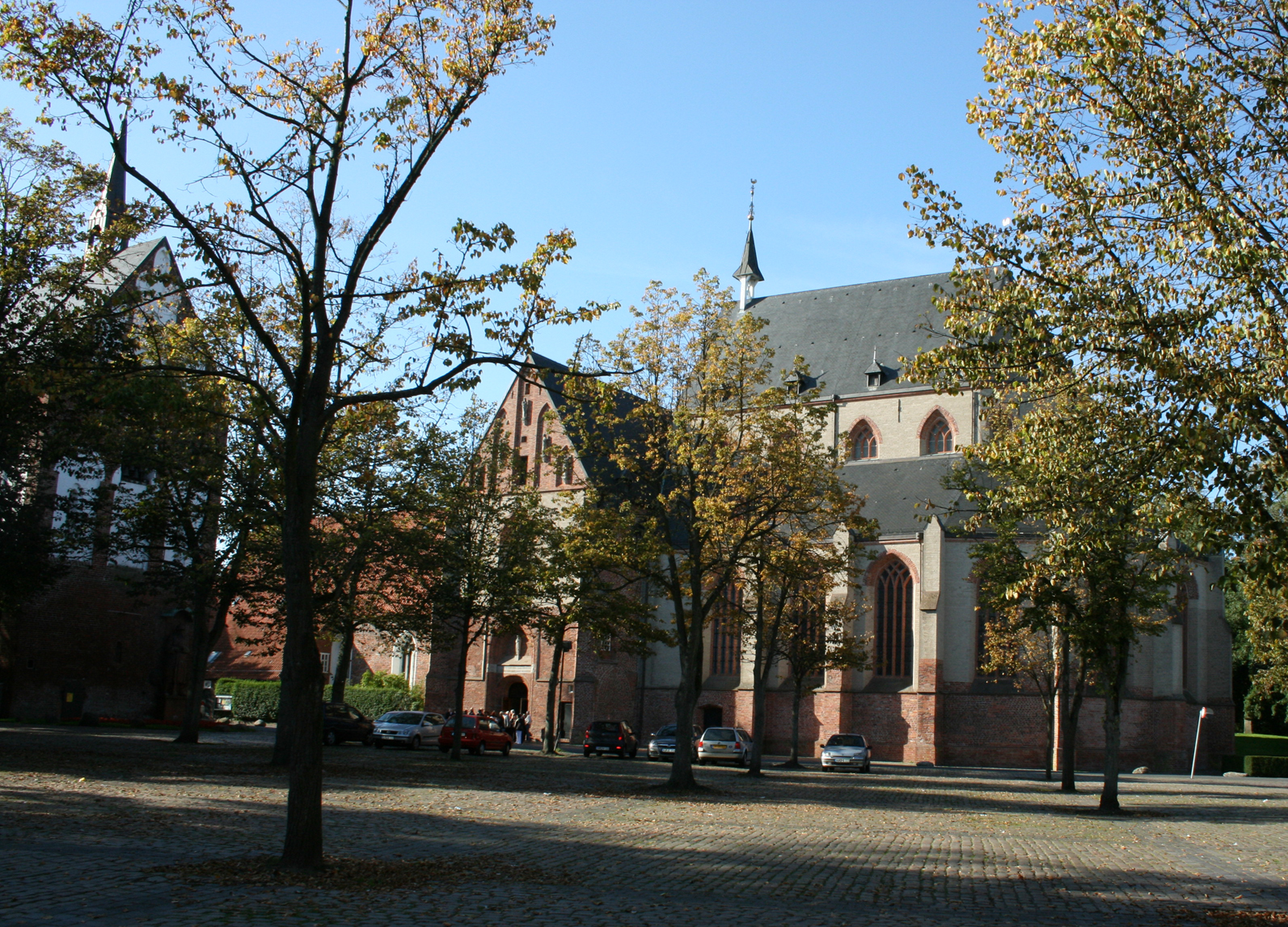Ludgerikirche auf dem Marktplatz (links der freistehende Glockenturm) im Jahr 2007