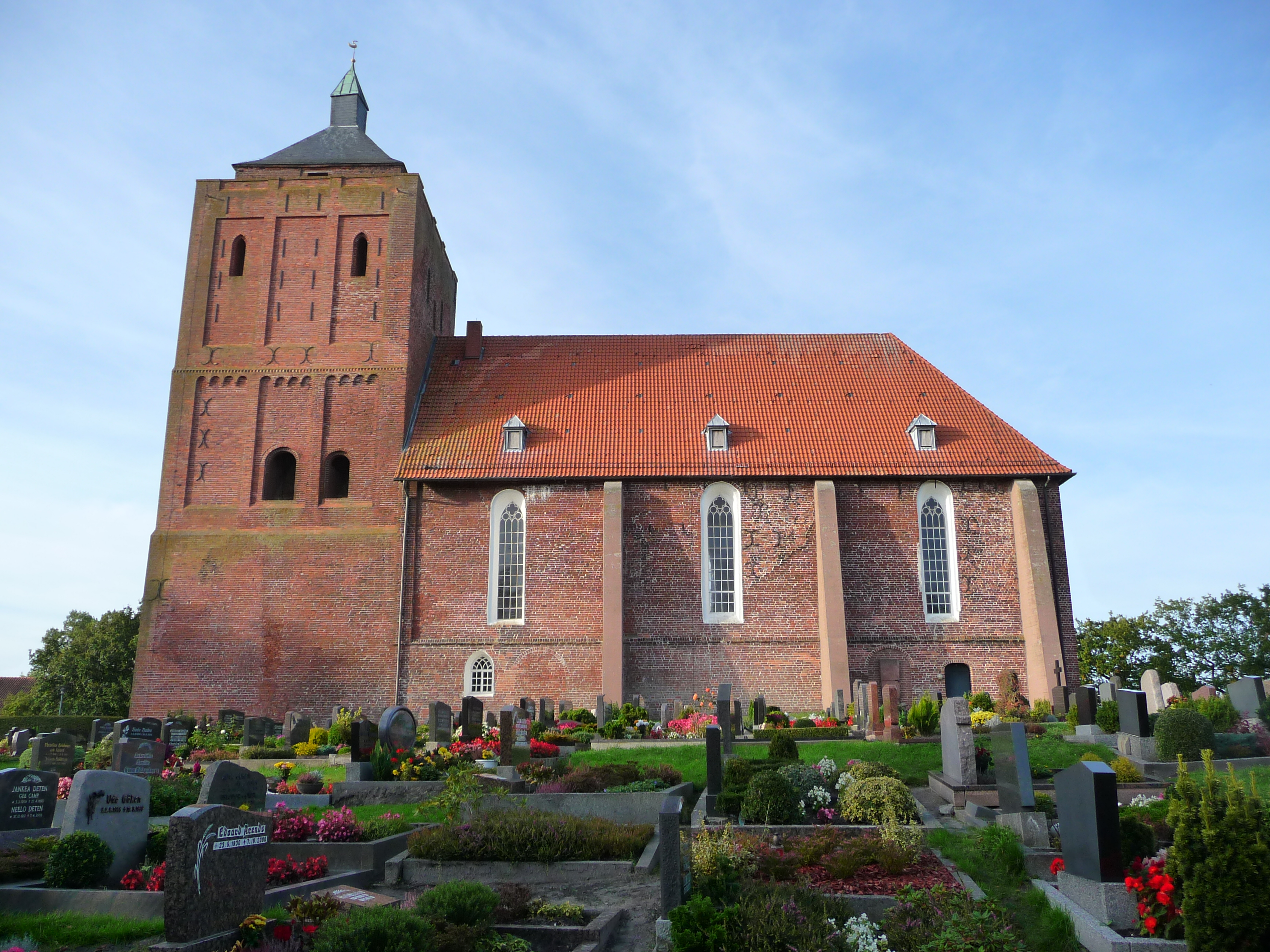 Seitenansicht der evangelisch-lutherischen Kirche Warnfried in der Gemeinde Osteel (Samtgemeinde Brookmerland, Landkreis Aurich, Ostfriesland, Niedersachsen, Deutschland)