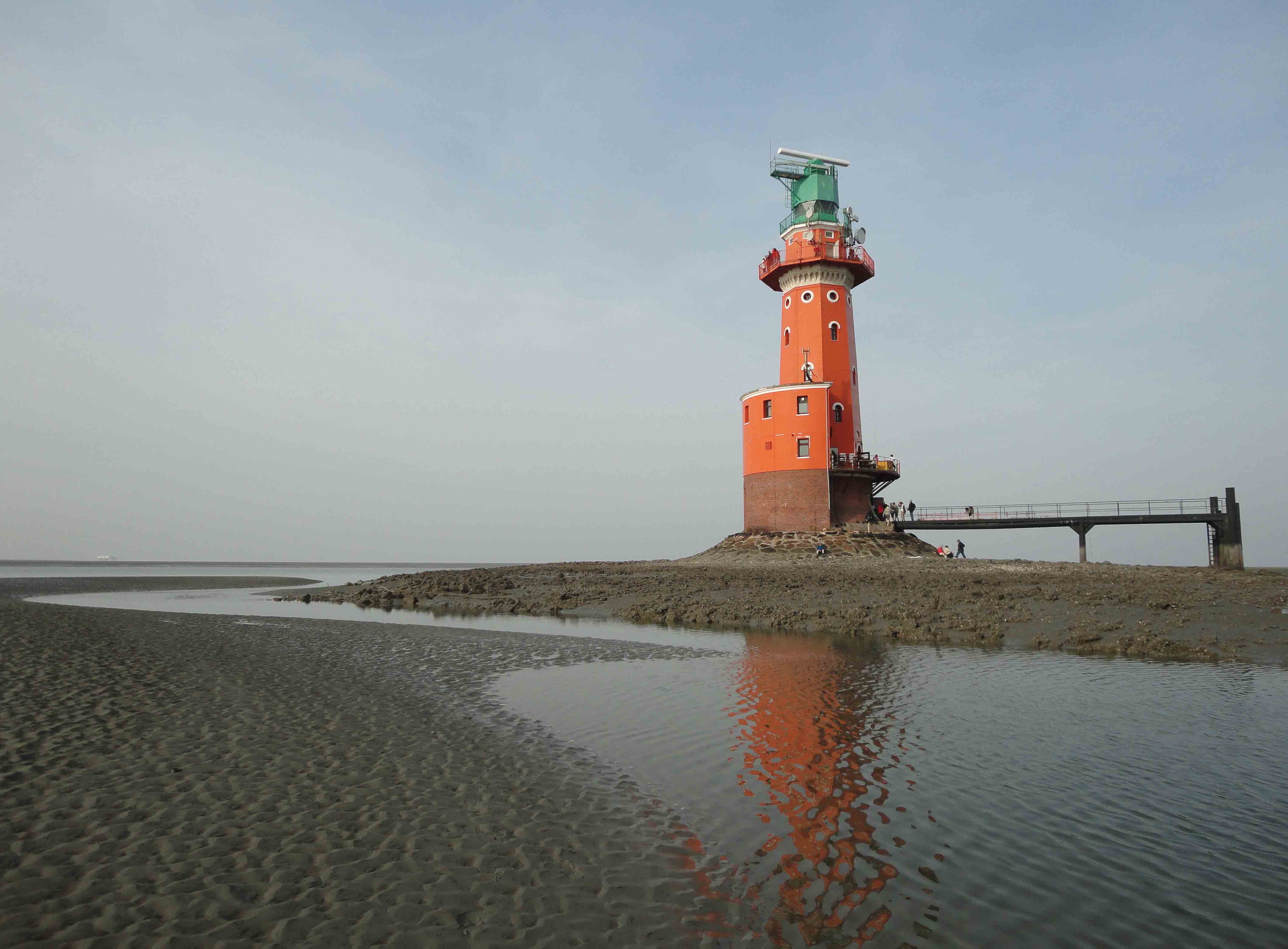 Bei Ebbe kann man sich um den Leuchtturm herum frei bewegen.
