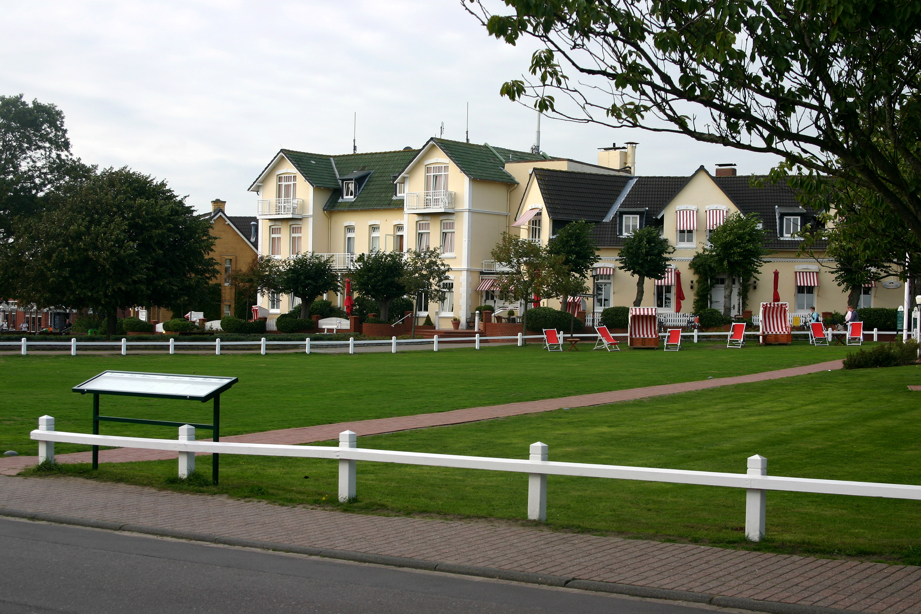 Kurpark im Ortszentrum von Norddorf (Insel Amrum) mit Hotel Hüttmann