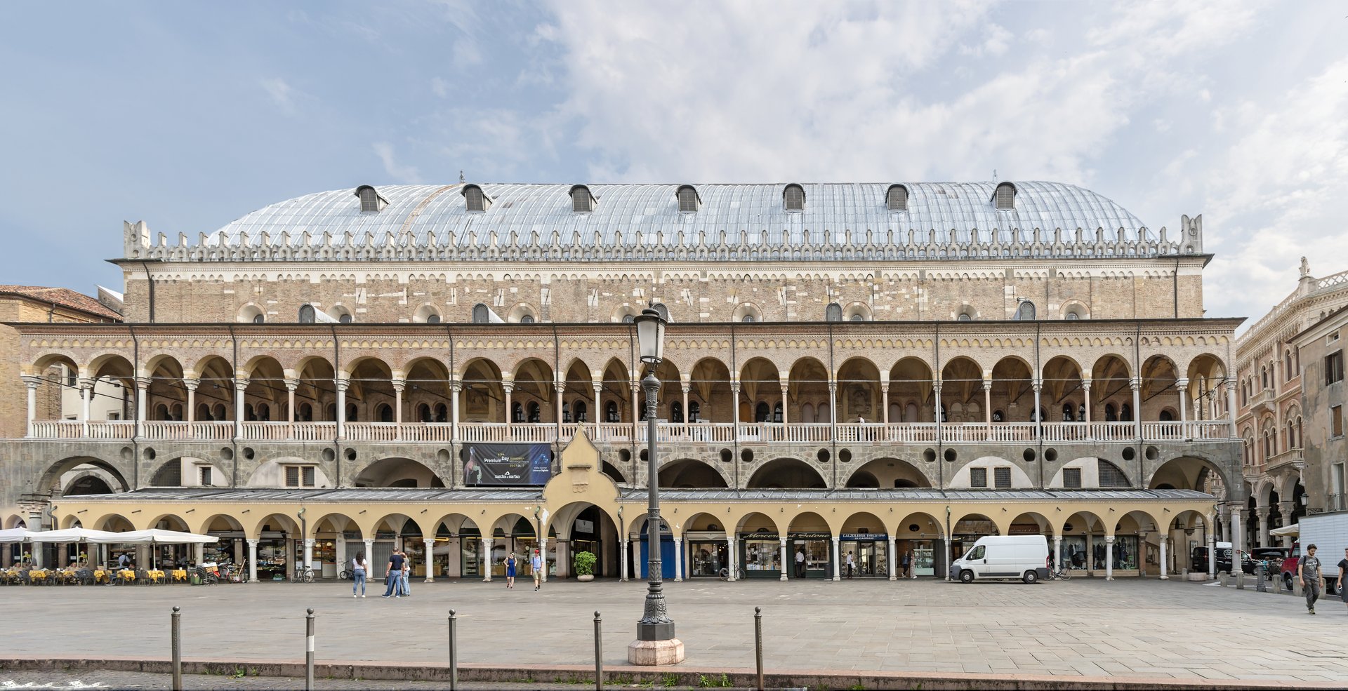 Palazzo della Ragione, Padua (1172–1219) : The Palace of the Reason of Padua is the old seat of the administration and the courts of the city. View from Piazza della Frutta.
