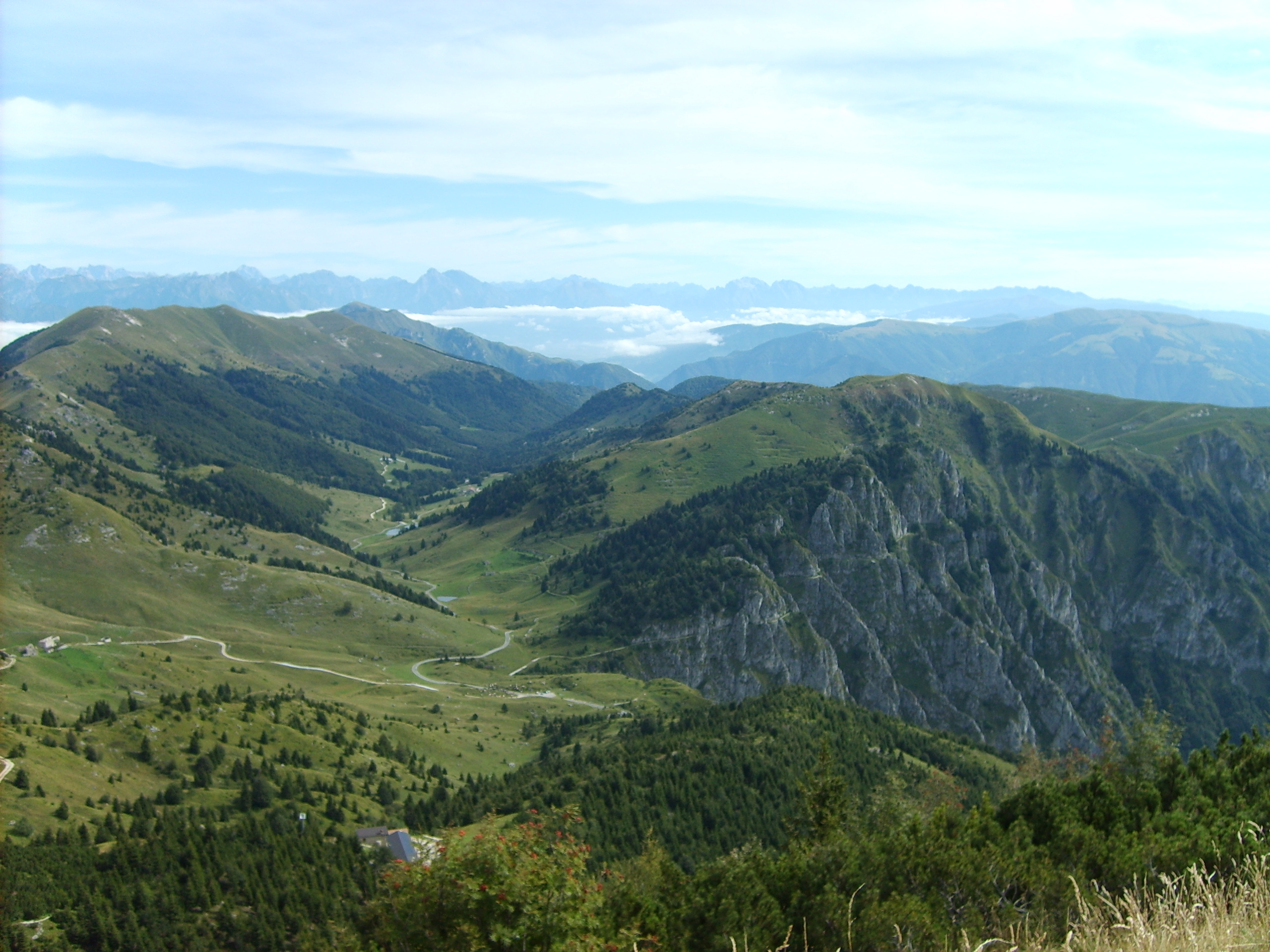 La vista dalla cima del Monte Grappa verso le Prealpi e le Dolomiti
