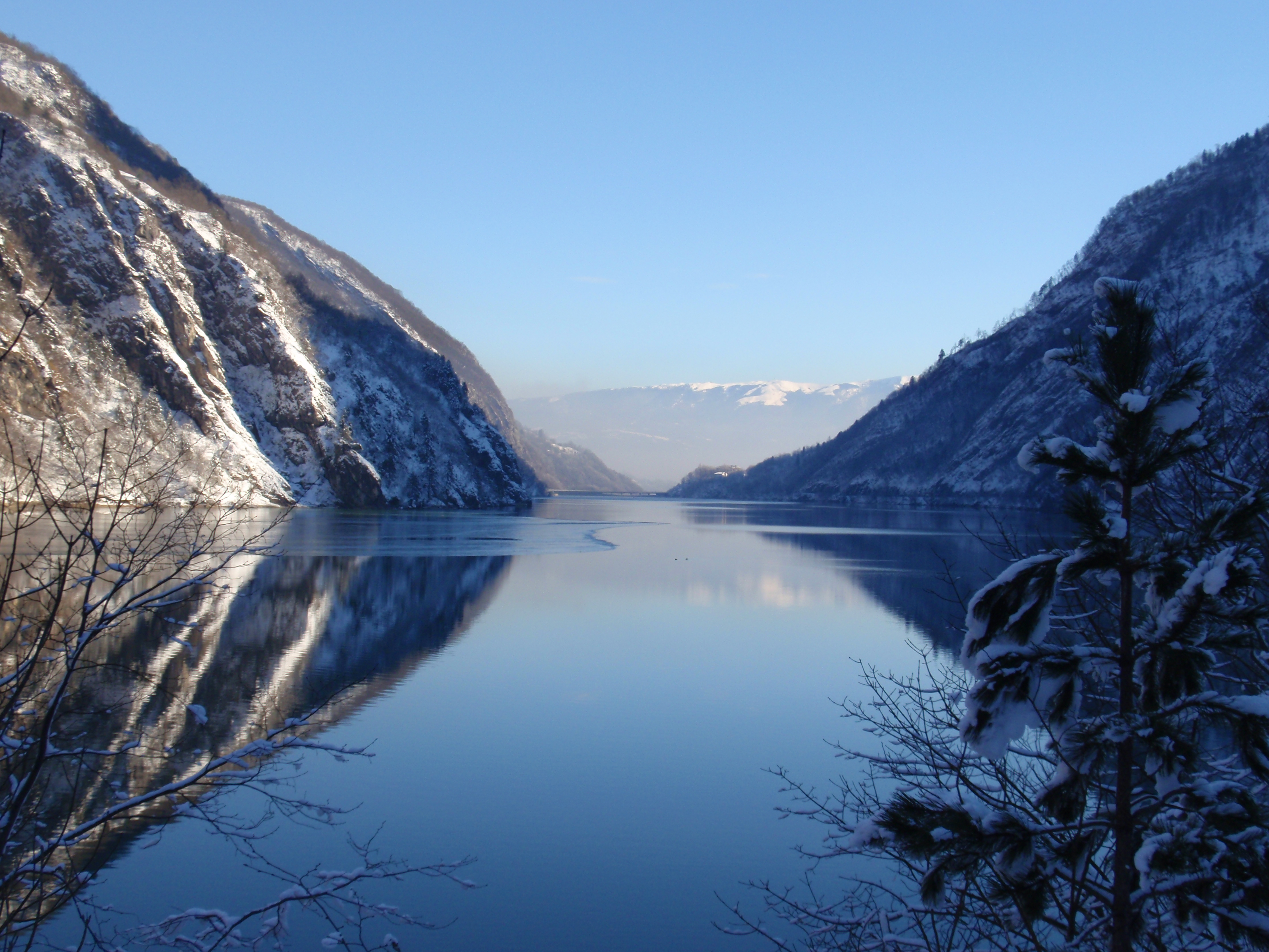 Winter view of Lago del Mis (Lake Mis), looking west-northwest from a dam at the eastern end of the lake.