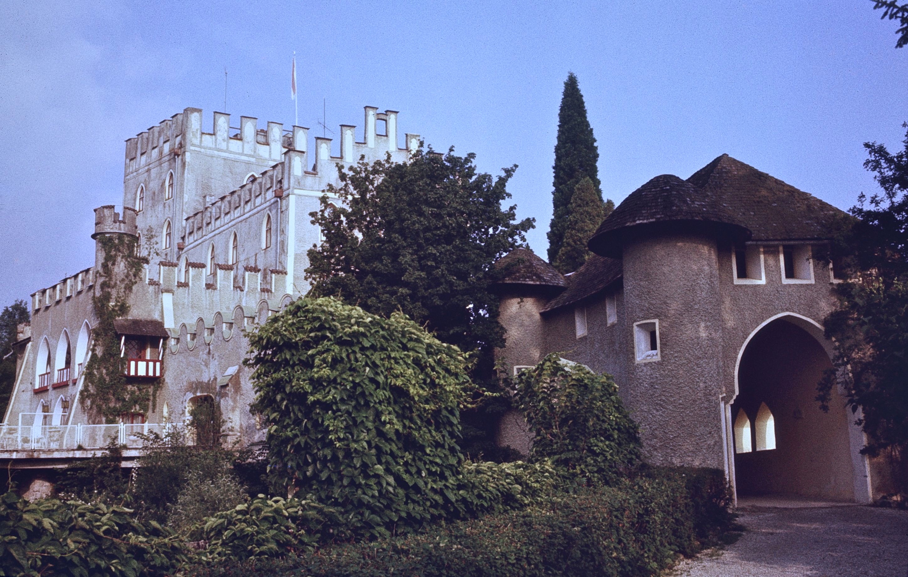 Schloss Itter (Itter Castle) viewed from the east, along the pathway to the entrance, in 1979.




 

This media shows the protected monument with ObjektID 39466 in Austria. (Commons, de, Wikidata)