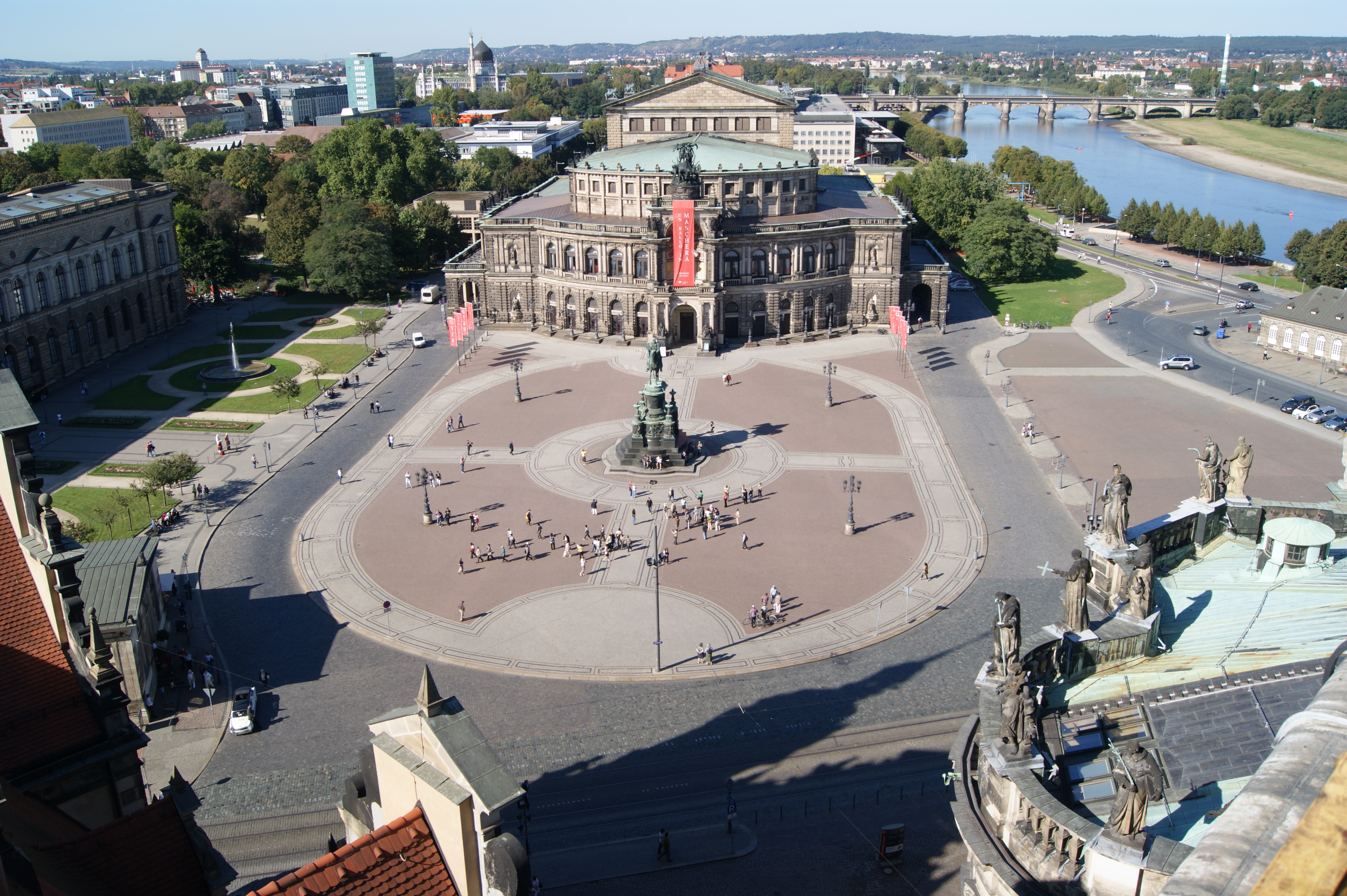Dresden: Blick vom Hausmannsturm des Residenzschlosses auf den Theaterplatz mit der Semperoper