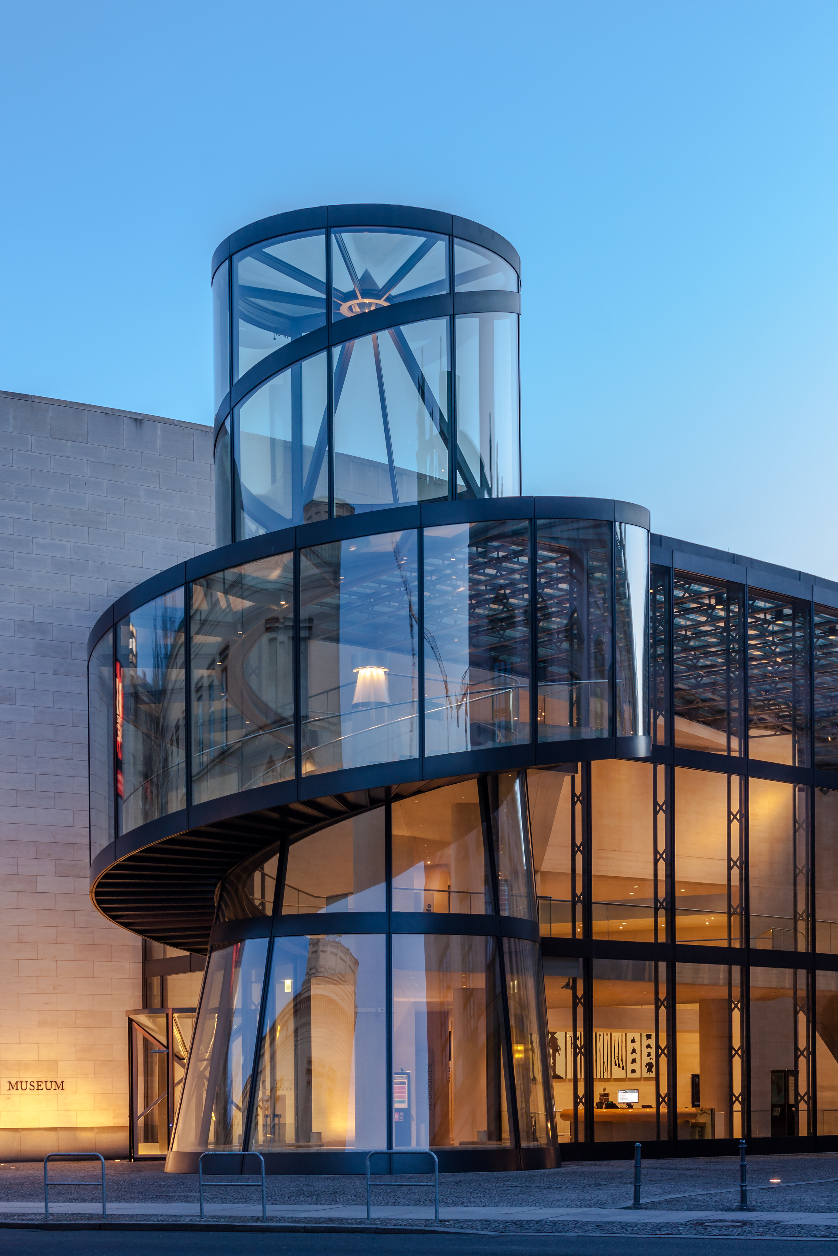 Spiral staircase of the Exhibition Hall of the German Historical Museum. Architect: Ieoh Ming Pei.