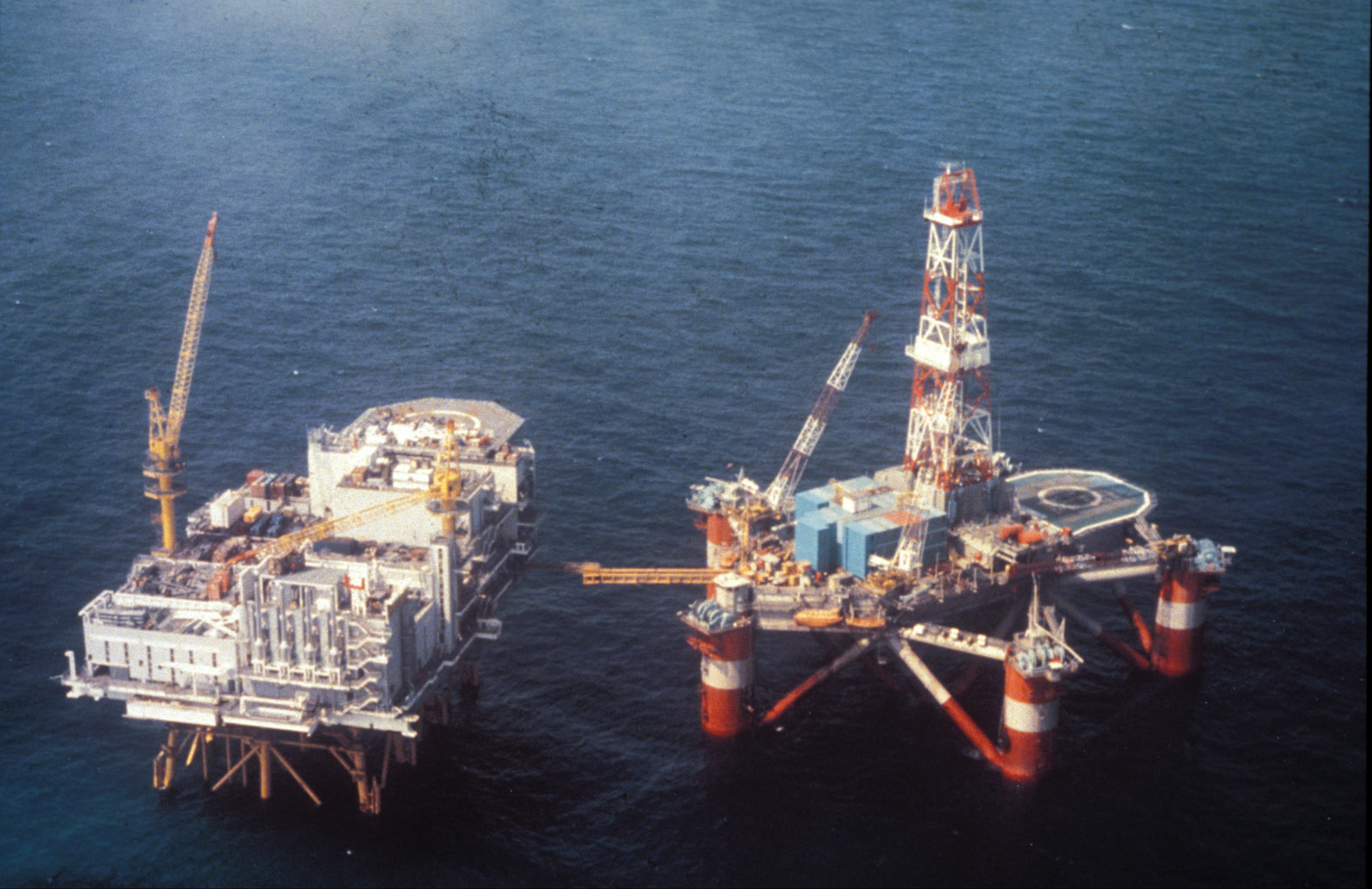 on the left the oil-rig Edda 2/7C, on the right the Flotel Alexander L. Kielland