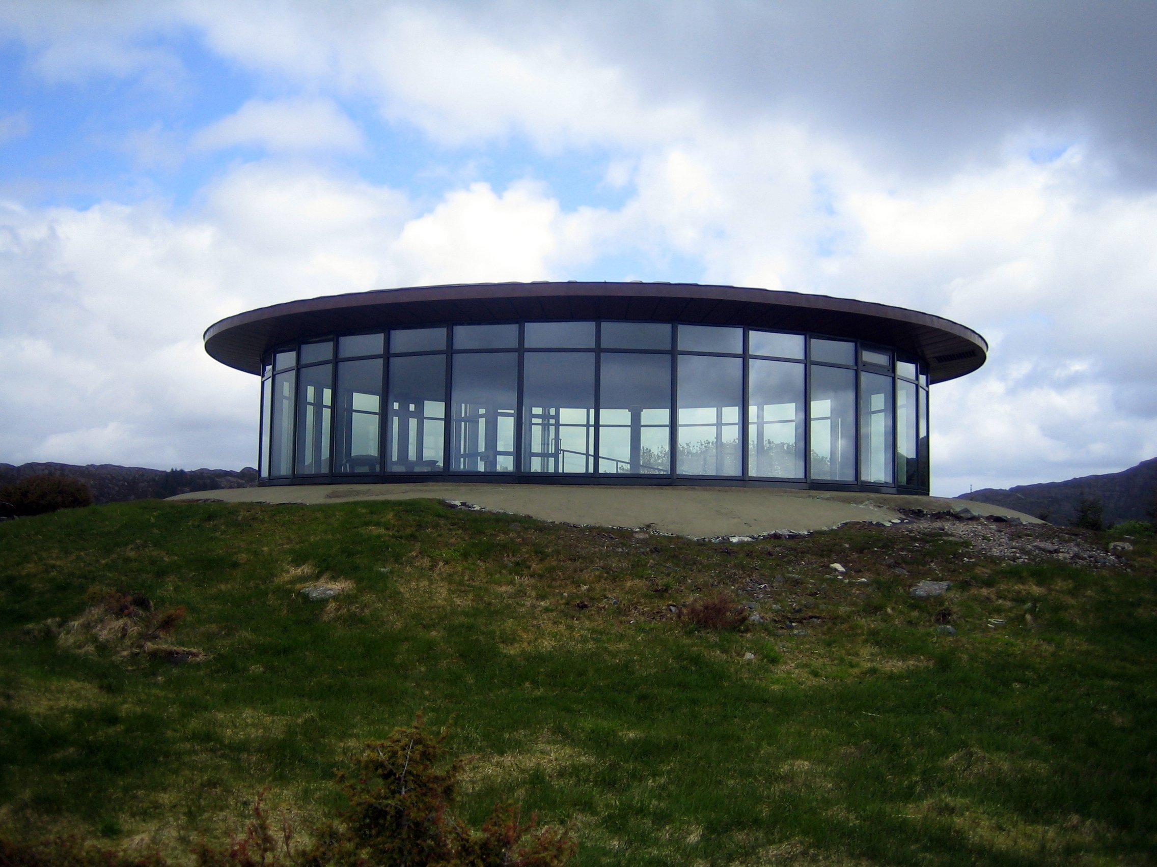 Photograph of the enclosure housing a 28 cm coast-defence gun and cafe at Fjell festning, Sotra, Norway.