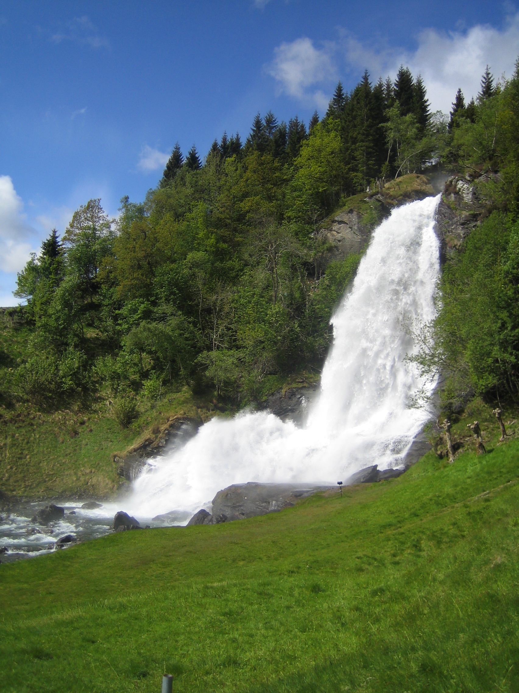 Steinsdalsfossen (Øvsthusfossen/Øfsthusfossen) in Kvam, Hordaland, Norway