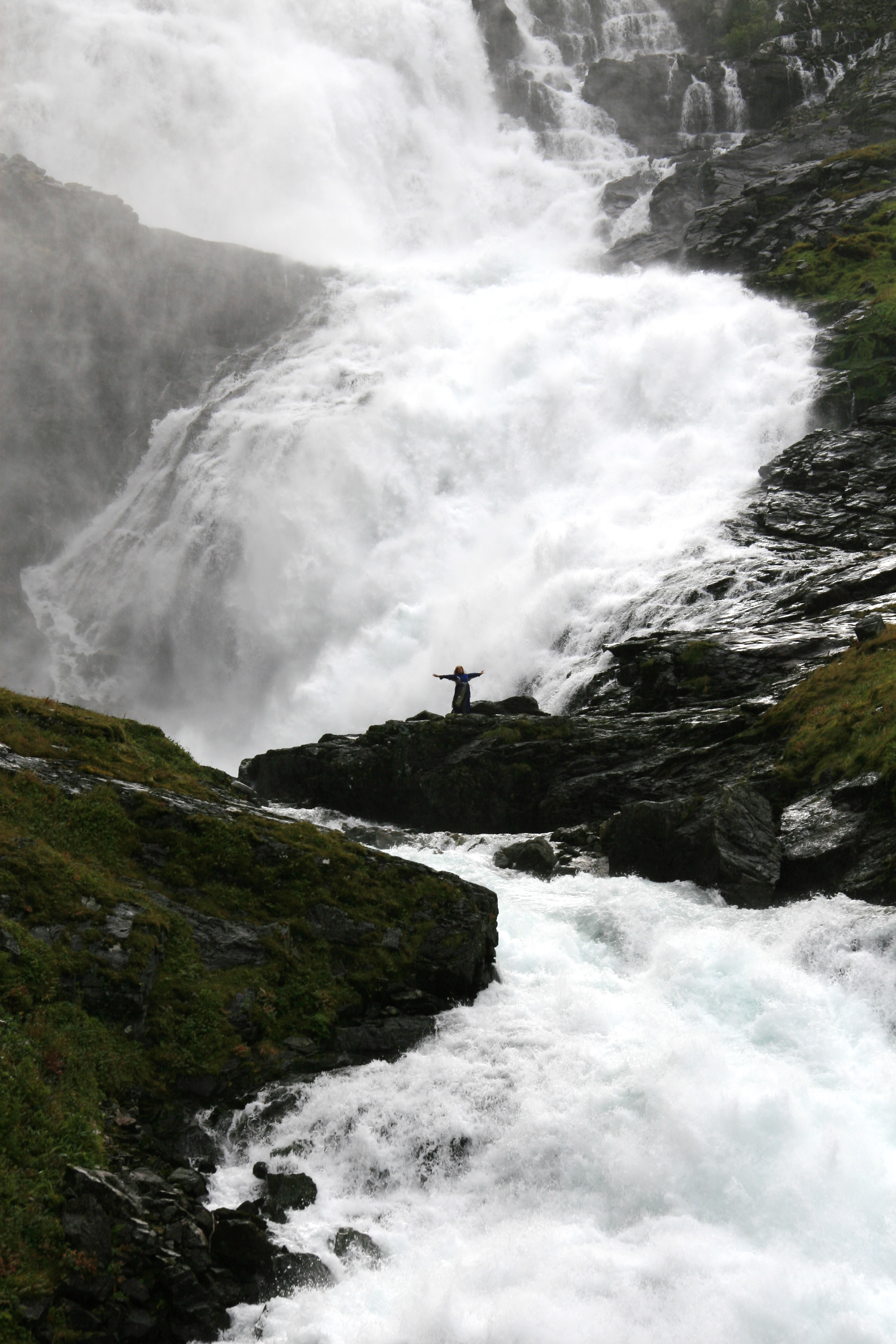 Kjosfossen med huldreshow