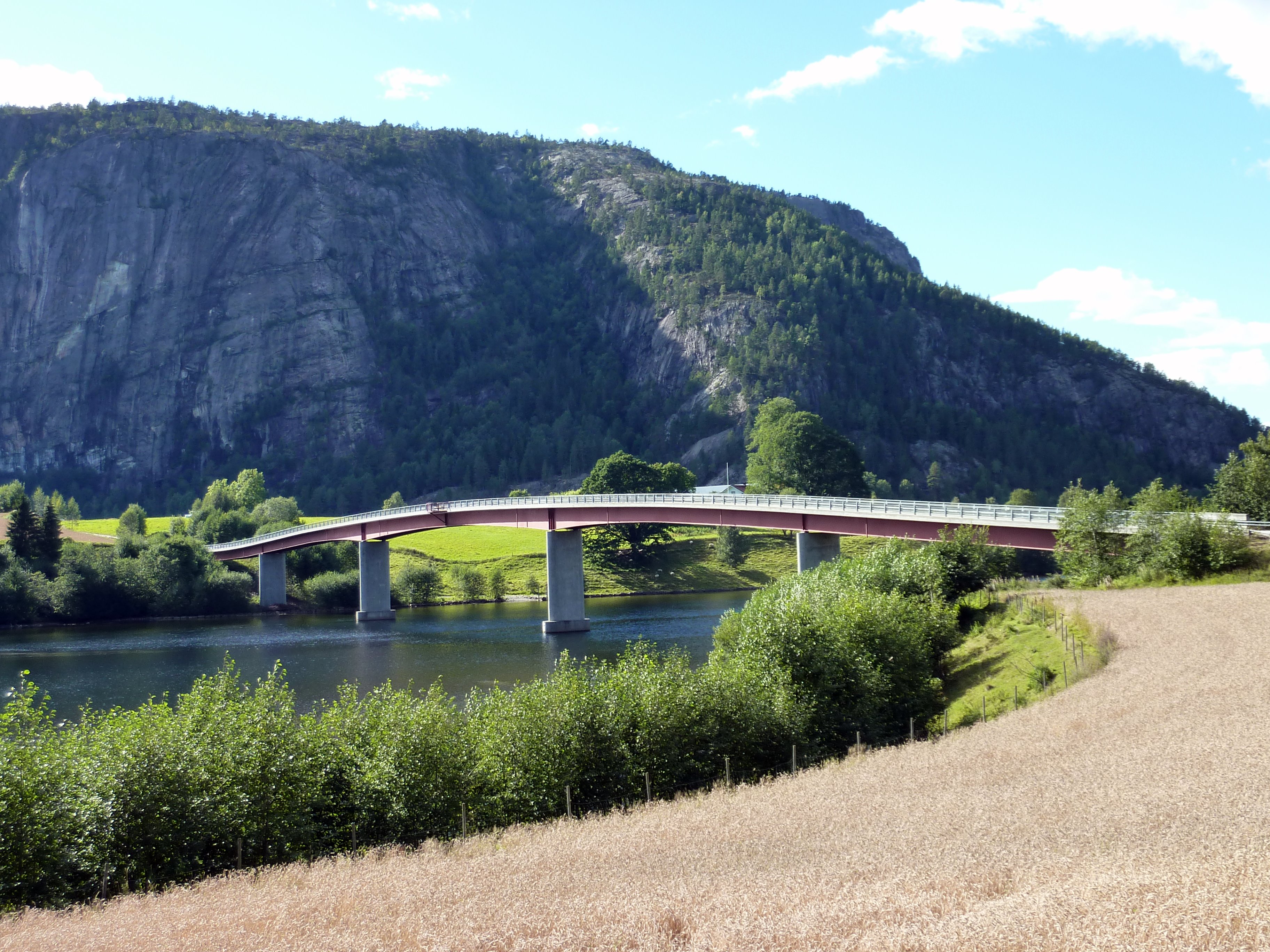 The bridge in Fjågesund that crosses the Telemark Canal.