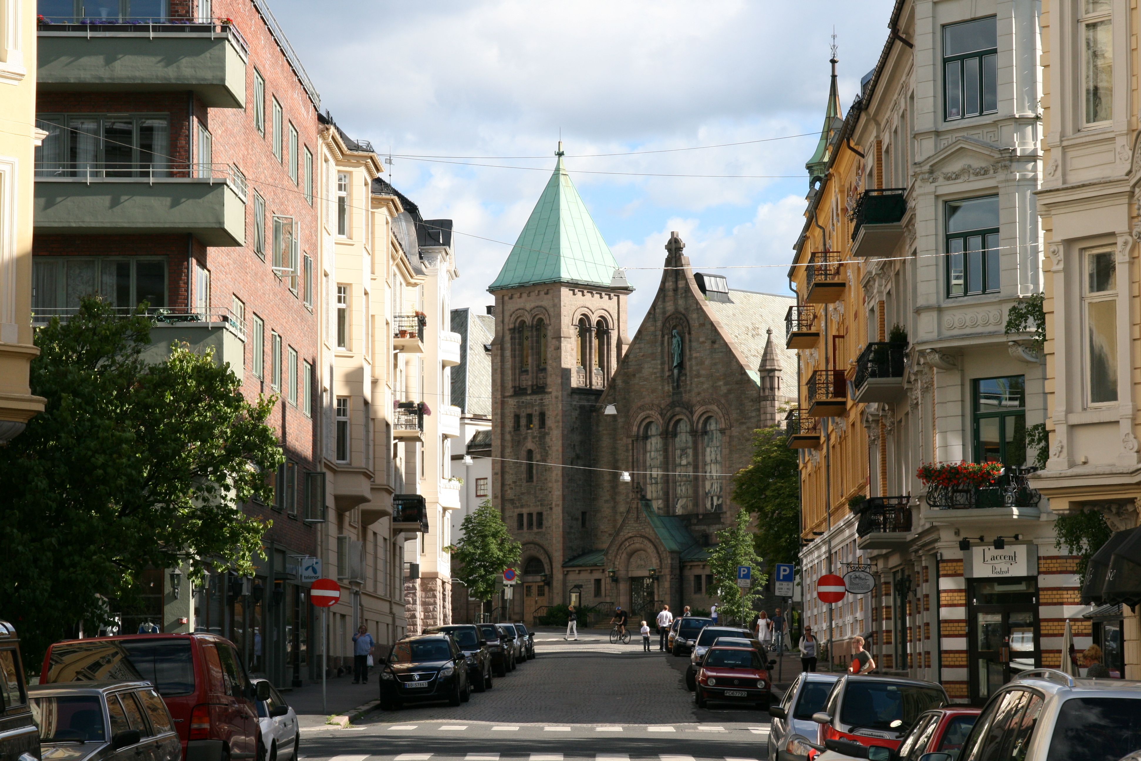 Gimleveien med Frogner kirke i enden av gaten, Frogner i Oslo