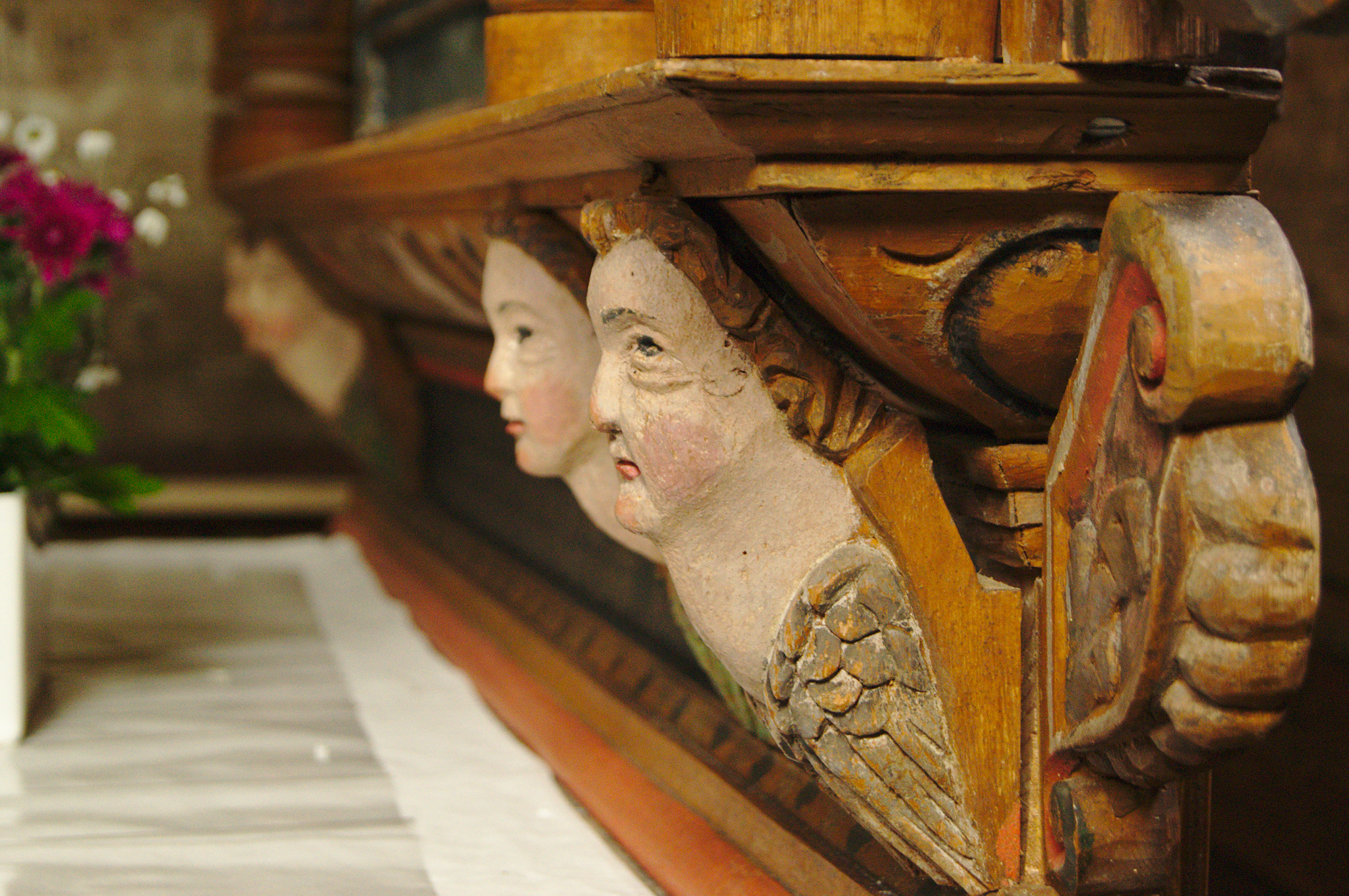 Putti i Kvernes stavkirka.