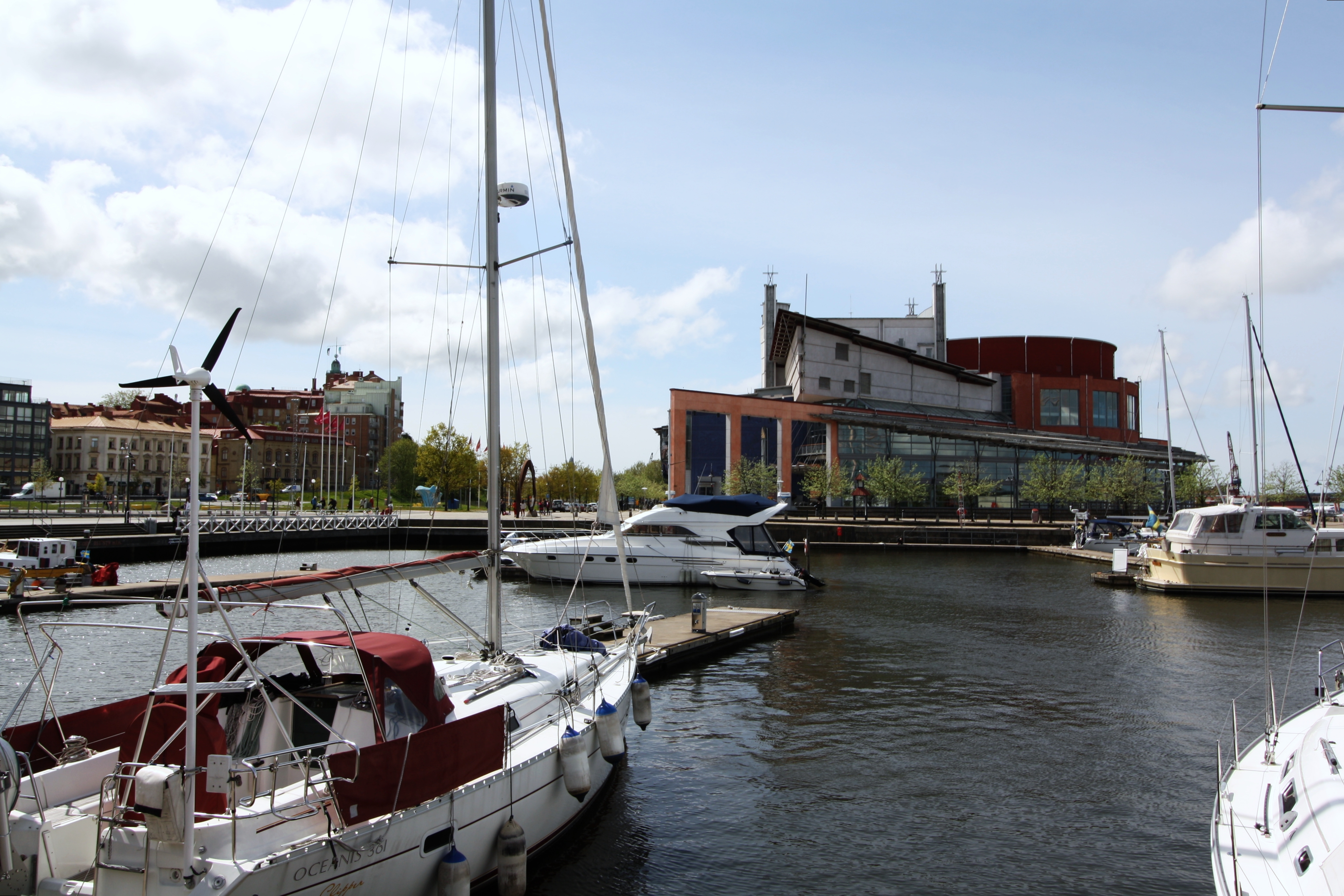 Göteborg, Sweden
Canon EOS 1000D
EF-S10-18mm f/4.5-5.6 IS STM

ƒ/11.0  18.0 mm 1/160  ISO 100