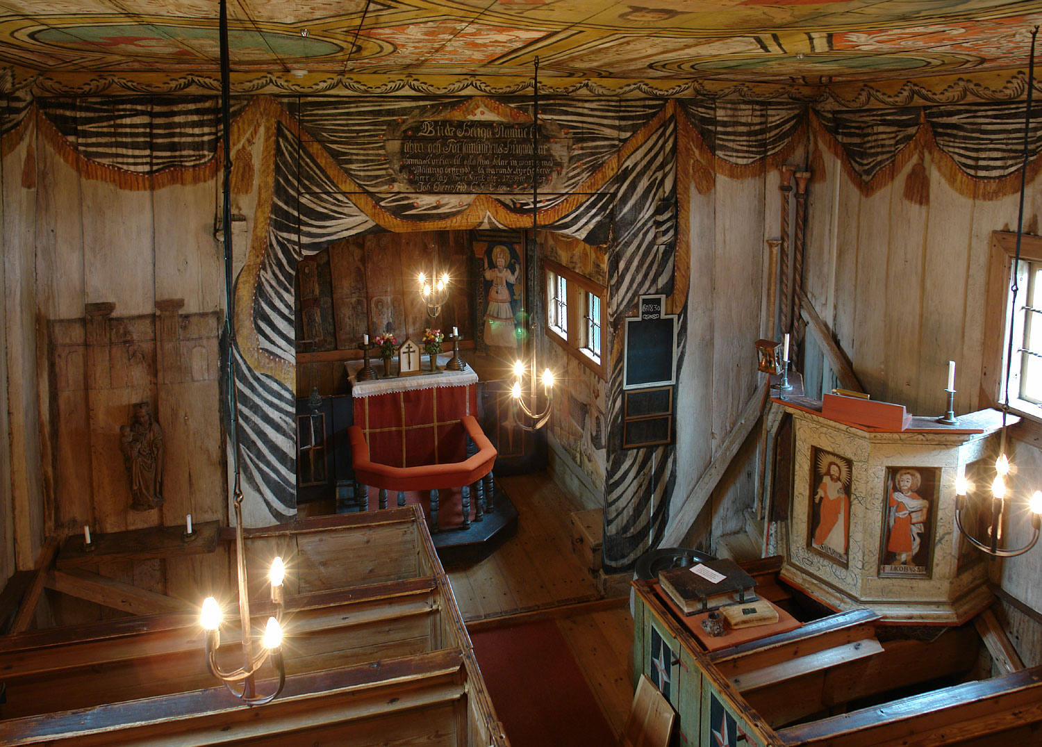 Die Stabkirche Hedared von 1506 ist die einzige erhaltene mittelalterliche Kirche dieser Bauart in Schweden.Inventar aus dem 12.-18.Jh.