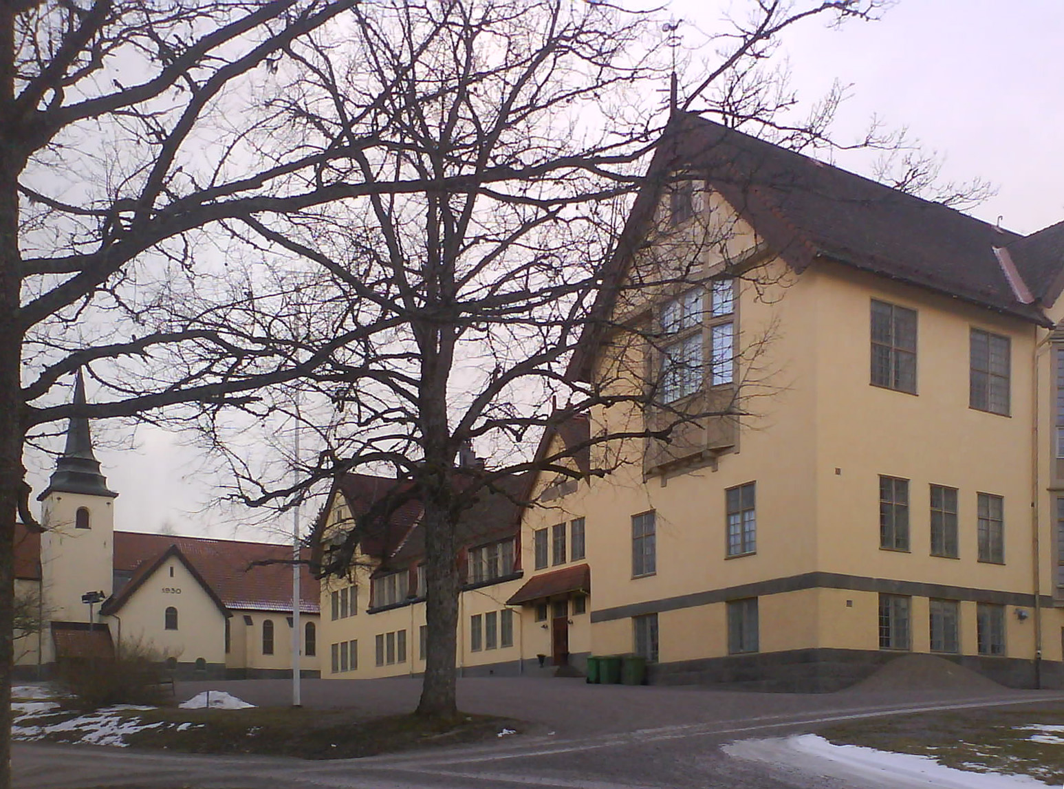 Lundsbergs skola. Byggnadsår 1906. Arkitekt Erik Lallerstedt. Lundsbergs kyrka. Byggnadsår 1929-30. Arkitekt Bror Almquist