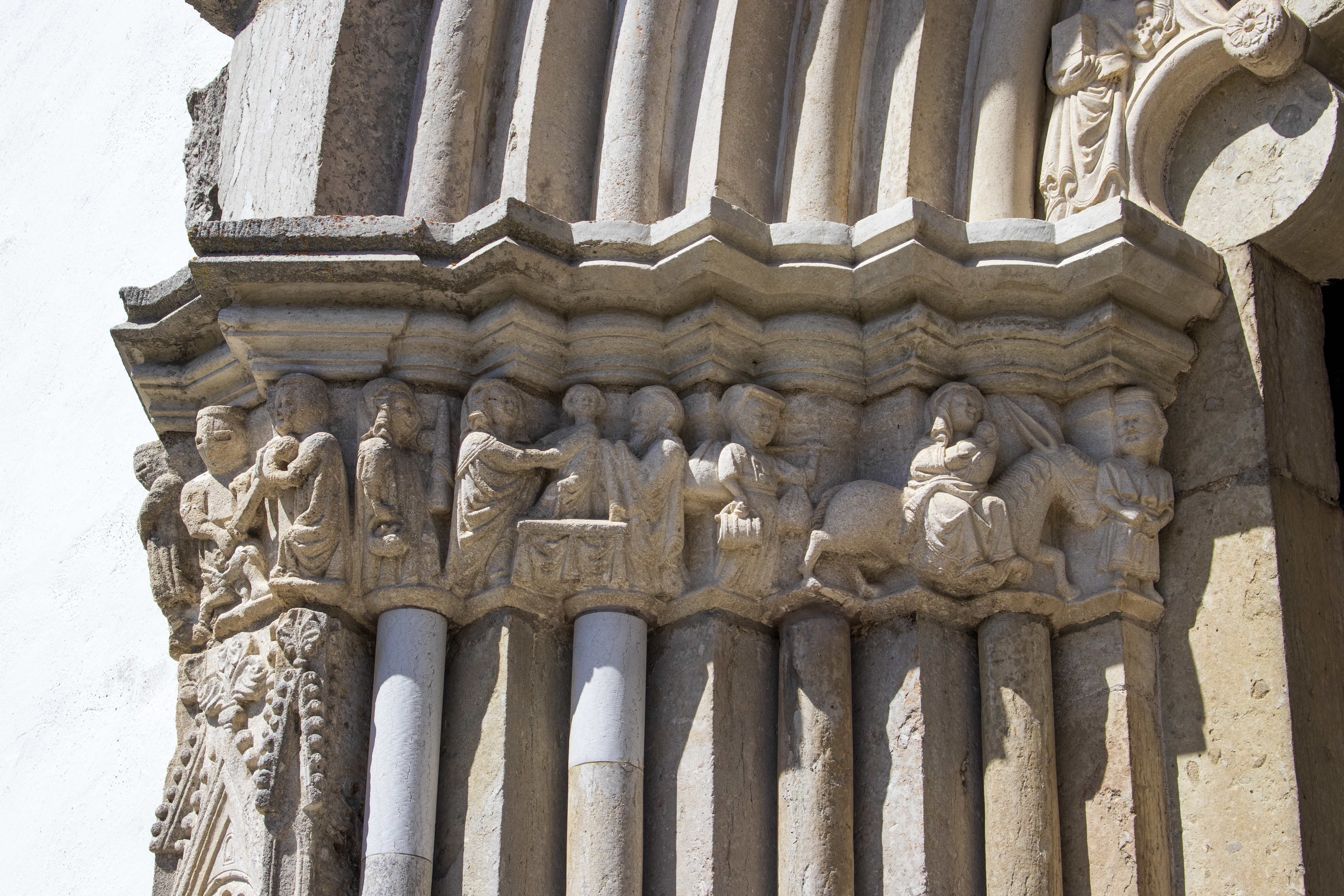 Capiteis do portal da nave da igrexa de Stånga, na illa sueca de Gotland.