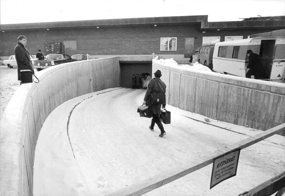 Teknisk apparatur förs ner genom tunneln till brottsplatsen.