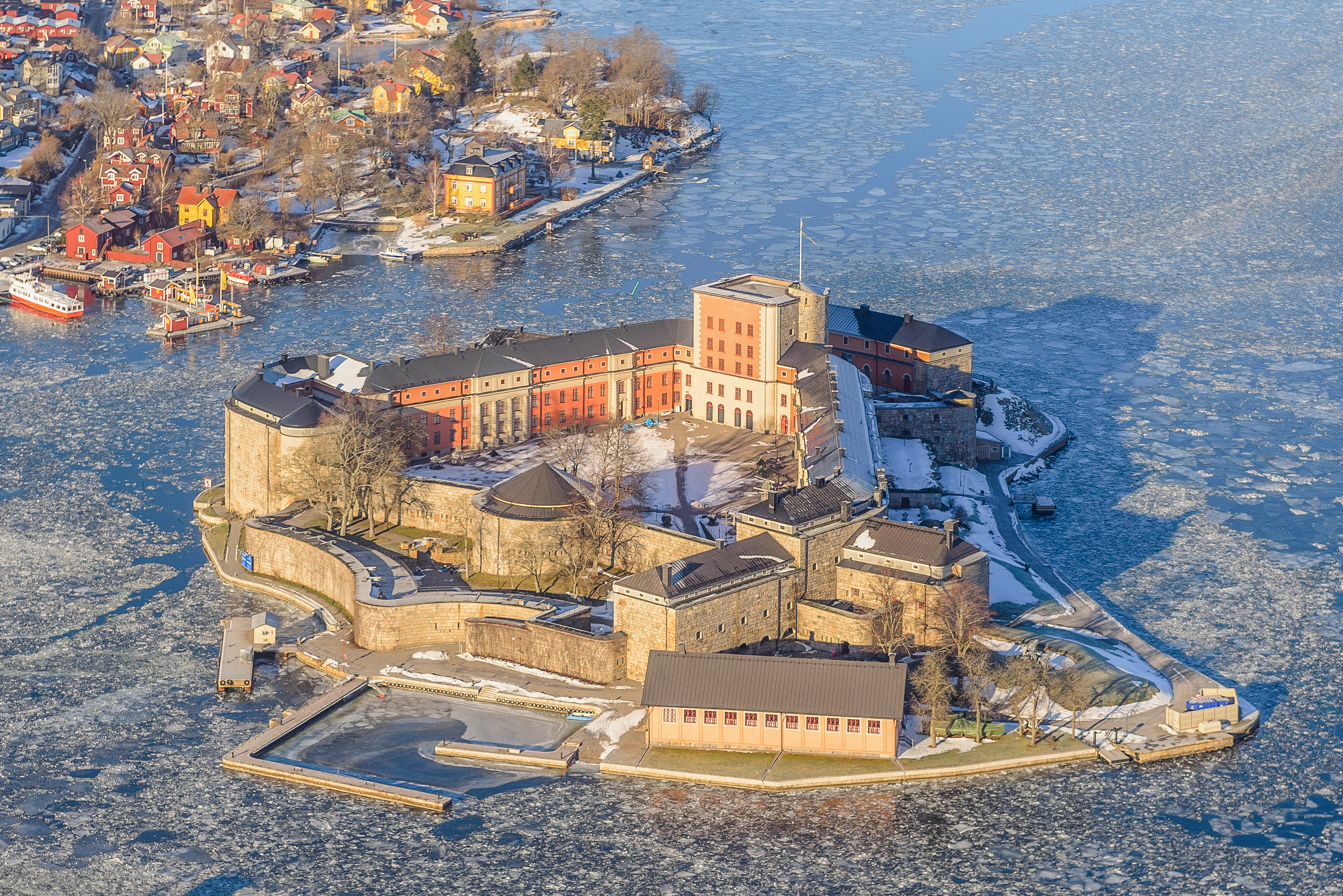 Vaxholm Fortress, Stockholm archipelago, Sweden. November 2013.
Русский:  Ваксхольмская крепость, Стокгольмский архипелаг Швеция, ноябрь 2013 год.
Français :  Le château de Vaxholm, construit en 1544 par le roi de Suède 
Gustave Vasa.
Polski:  Twierdza Vaxholm położona w Archipelagu Sztokholmskim w Szwecji.





This is a photo of a protected building in Sweden, number 21300000013595  in the RAÄ buildings database.