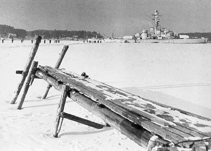 The Finnish coastal defence ship Ilmarinen anchored at Turku harbour during the Winter War.
