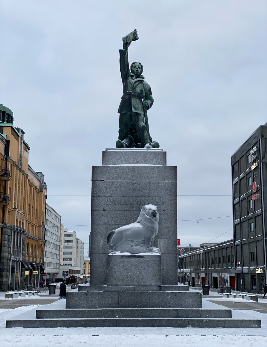 Suomen vapaudenpatsas Vaasassa.