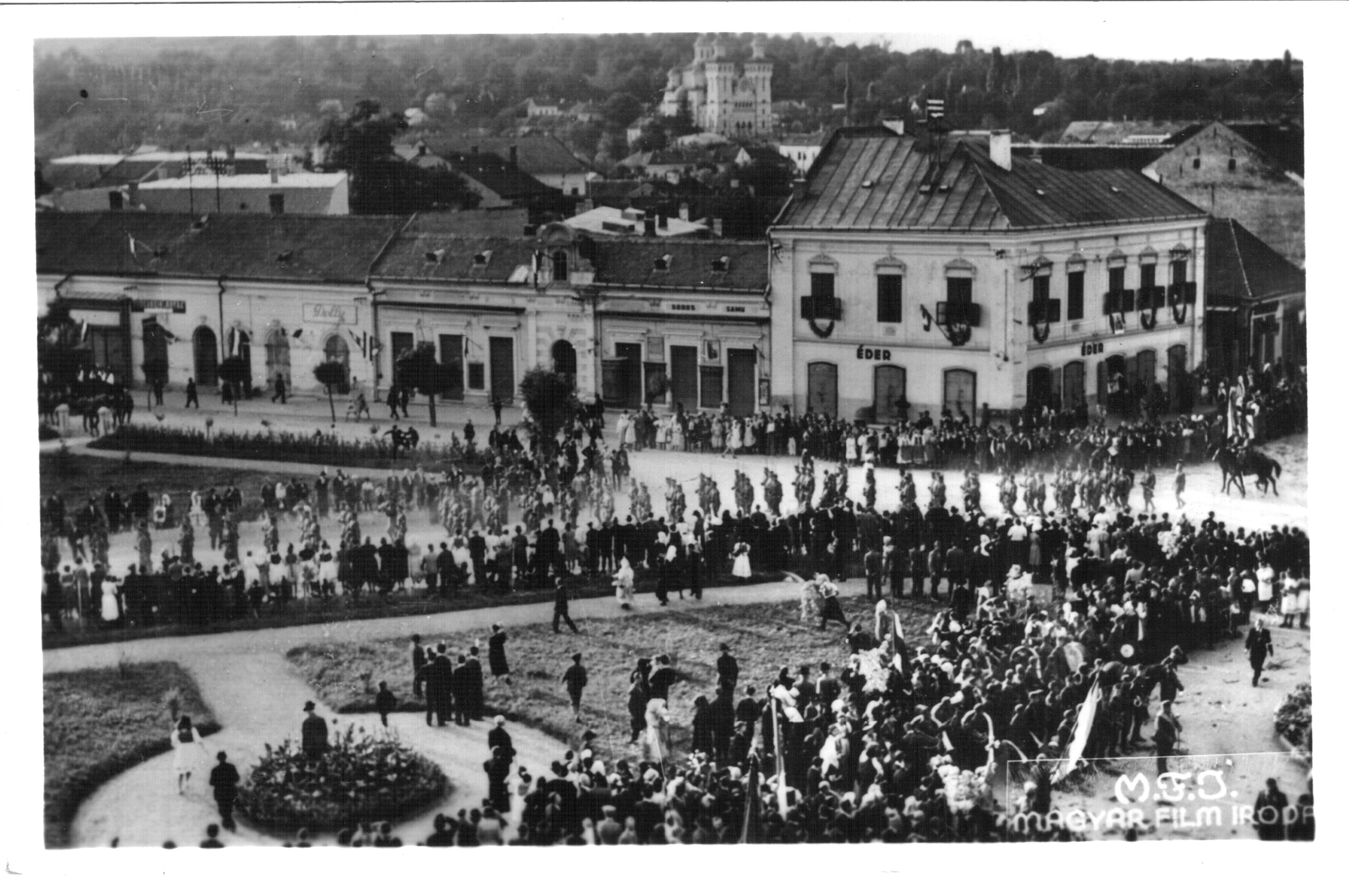 Postcard: Iuliu Maniu Square in Zalău on September 8, 1940: few days after the Second Vienna Award, Hungarian Army troops entering in Zalău. The Assumption Cathedral can be seen in background.