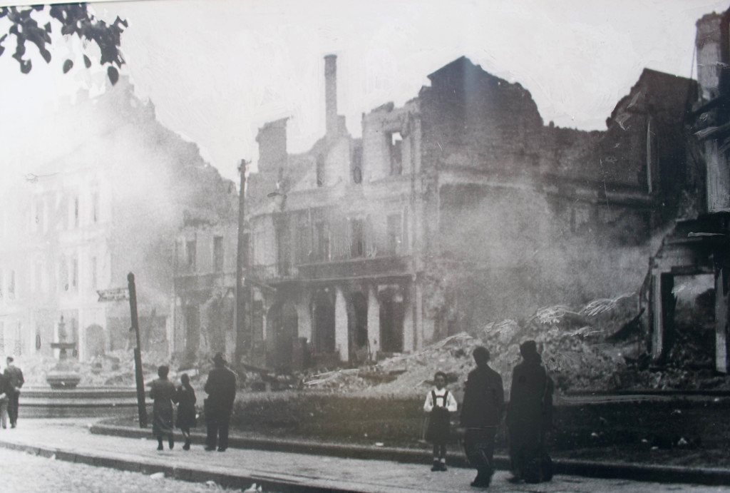 A photo of smouldering ruins in Nazi occupied Białystok, 1941. Zbiory NAC on-line. Exact location in Białystok is not specified at the source.