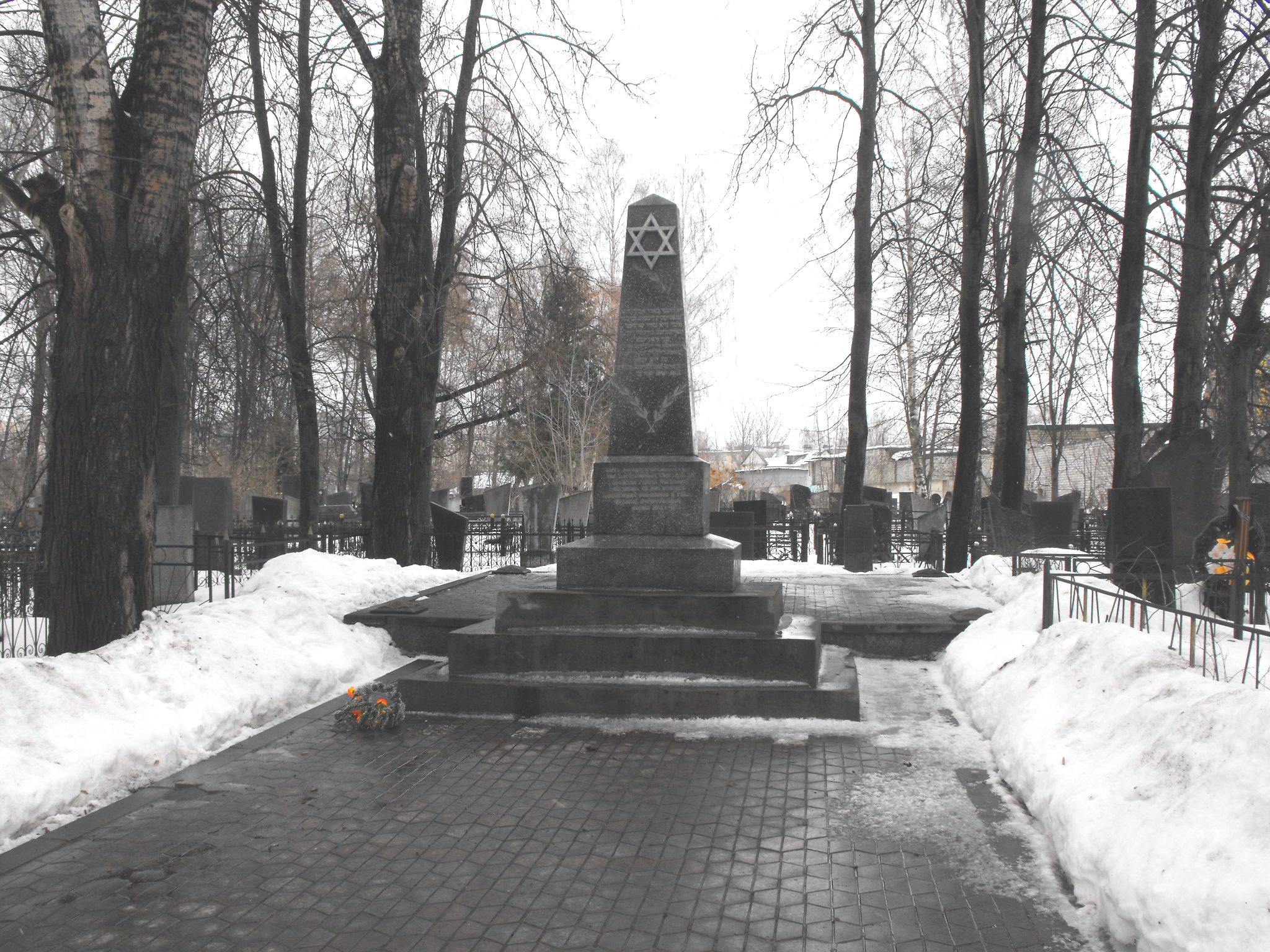 Памятник, возведенный на Машековском еврейском кладбище в память о более чем 2 000 убитых евреях Могилевского гетто.
