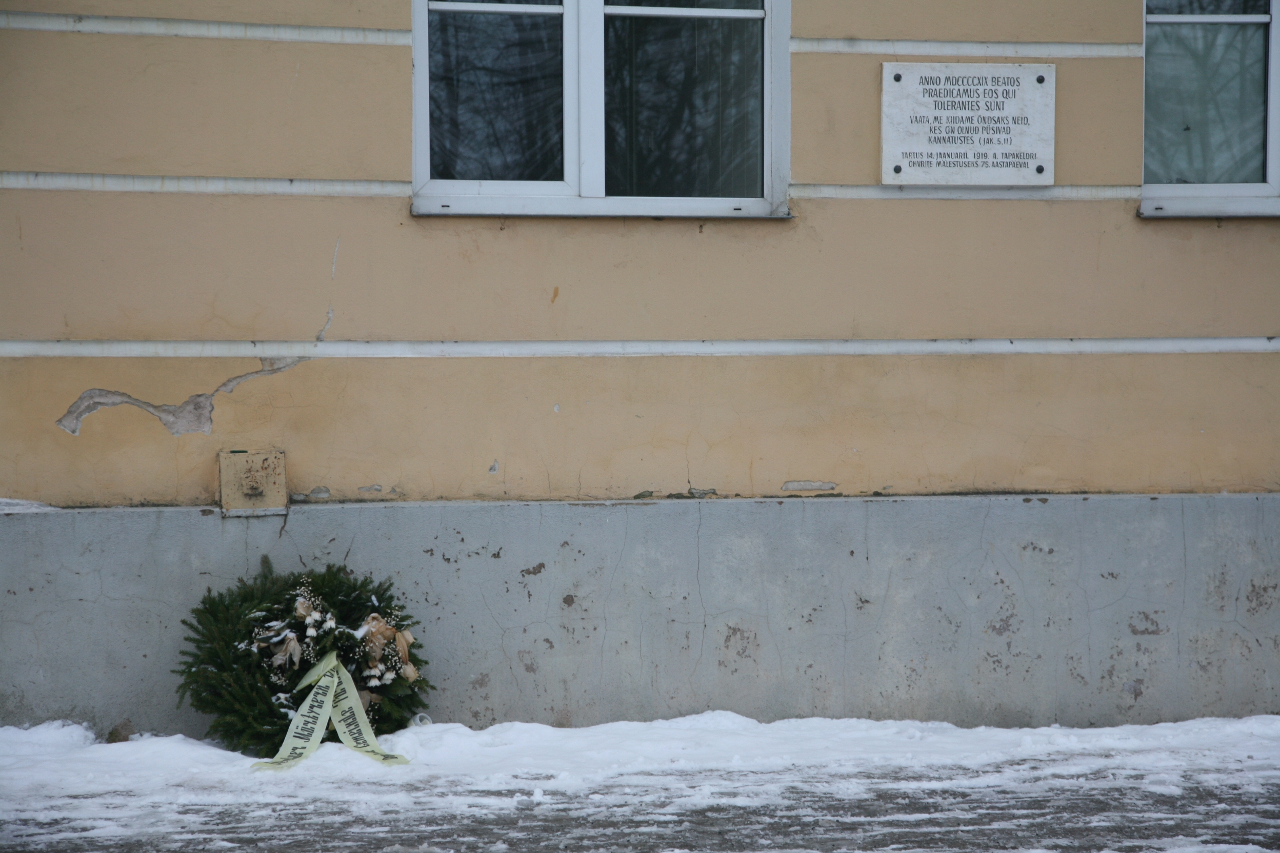 Tartu Krediidikassa keldris 1919. aastal toimunud massimõrva ohvritele pandud mälestuspärg, 3. veebruar 2013. Foto: Oop.