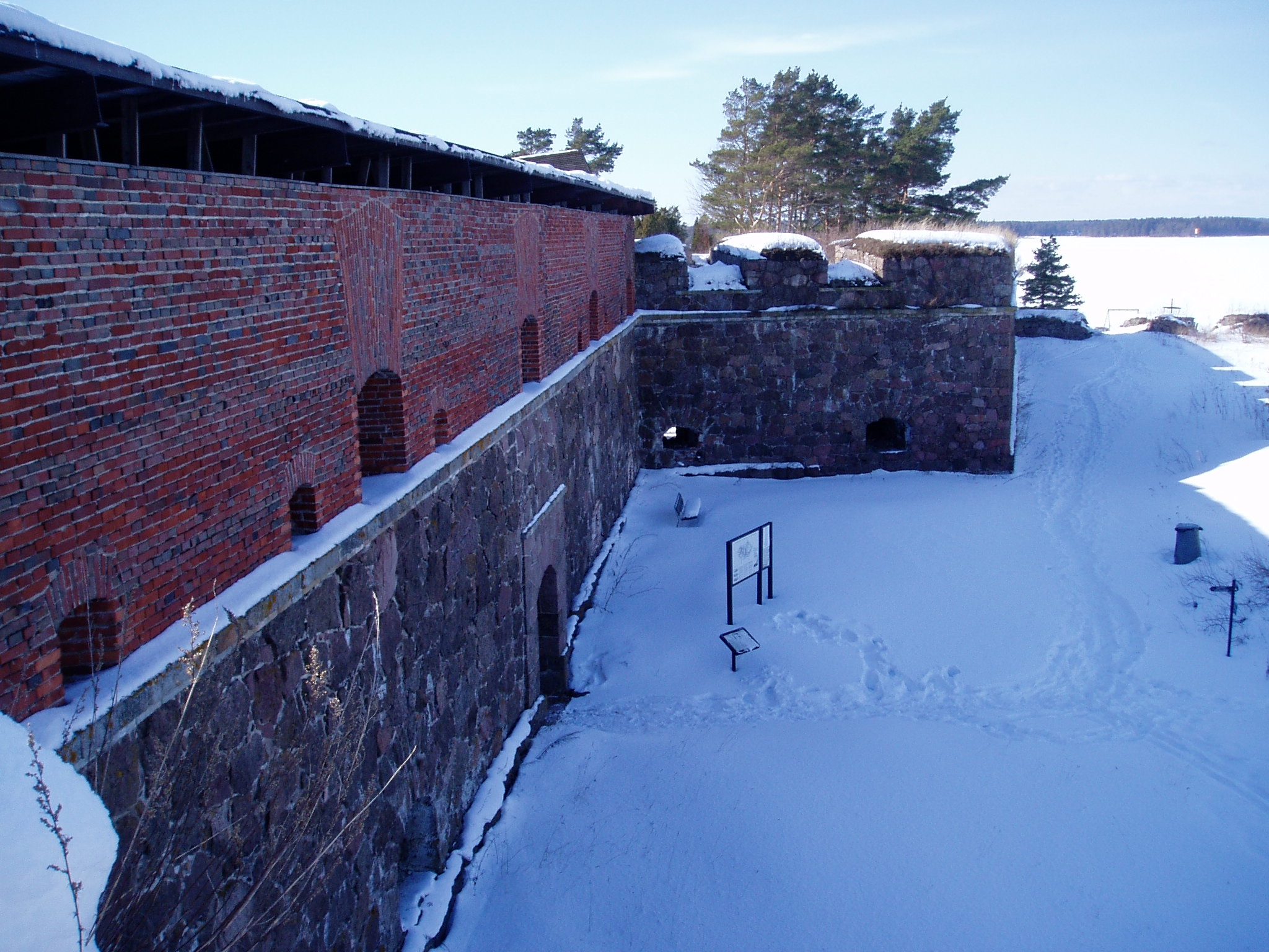 Svarholman merilinnoituksen pohjoinen kurtiinirakennus ja pääportti. Taustalla bastioni Nordenskiöld.