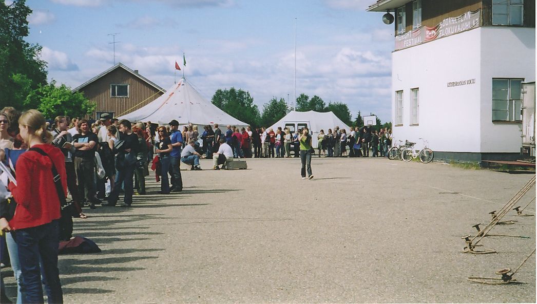 Midnight Sun Film Festival 2005 in Sodankylä, Finland, queue to Rosetta.