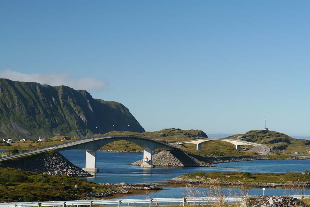 Bridges on the road between Ramberg and Fredvang in Lofoten, Norway. Left: Kubholmleia Bridge, right: Røssøystraumen Bridge. Original description: 23 Agosto 2006 15:20 - Tragitto Svolvær-Å - I classici ponti che collegano le Lofoten