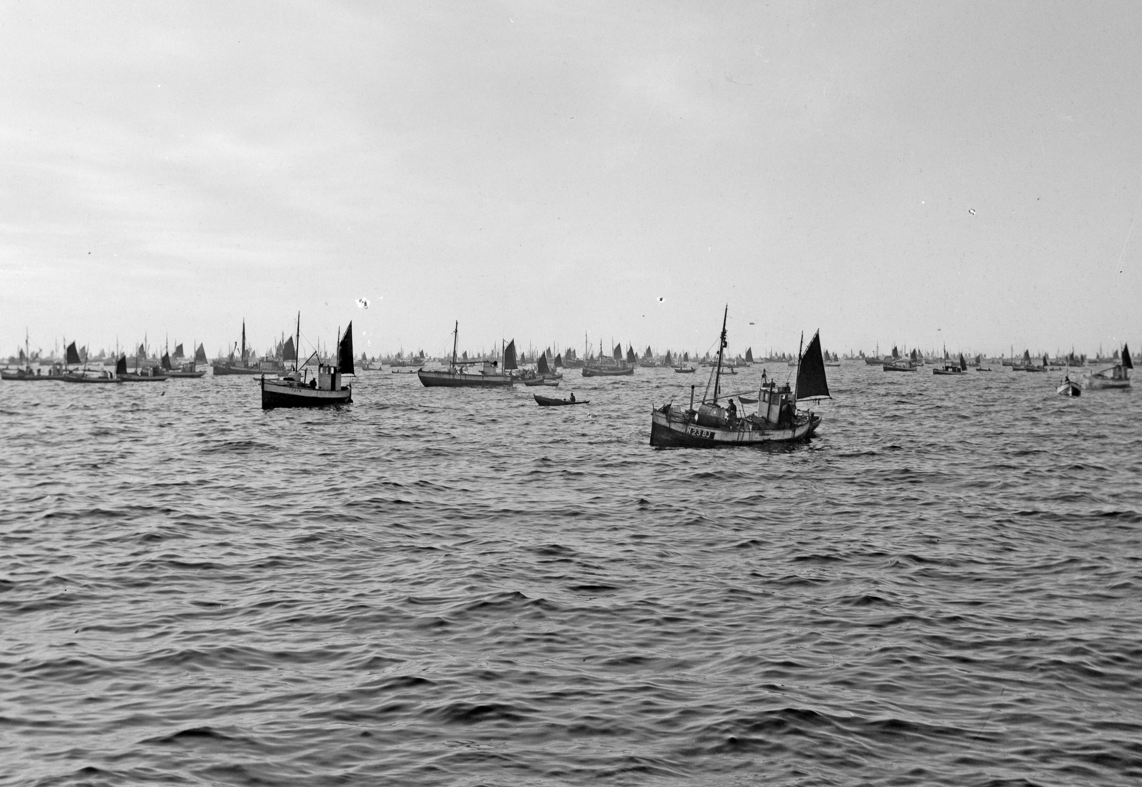 Bildet er hentet fra Nordlandsmuseet bildesamling etter Kanstad.
Motivbeskrivelse: Fiskebåter i sjøen
Nøkkelord:

Fiske
Fiskebåter med tilbehør og utrusting
Båter og fartøyer